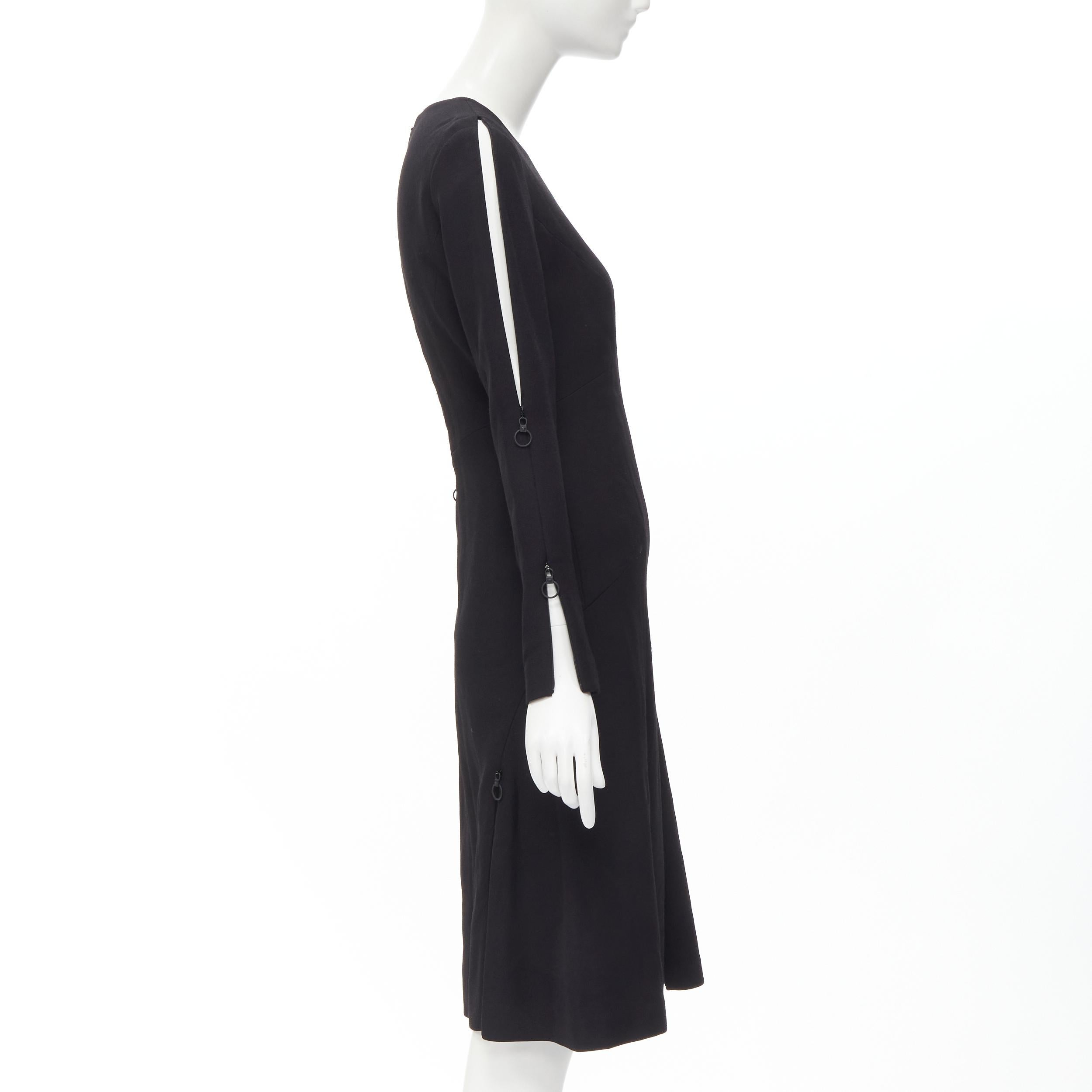 Neu VERSACE Schwarzes Kleid aus Wollkrepp mit Medusa-Ring und unregelmäßigem Reißverschlussdetail IT38 S Damen im Angebot