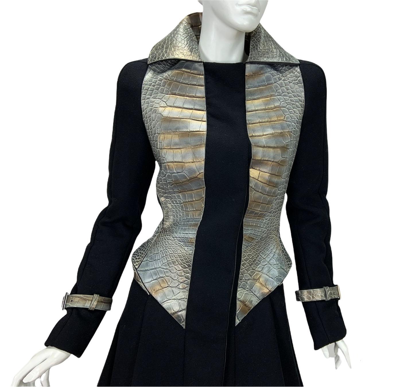 Versace - Manteau ajusté en laine et cuir noir à motif crocodile, état neuf, taille IT 38 - US 4 Pour femmes en vente