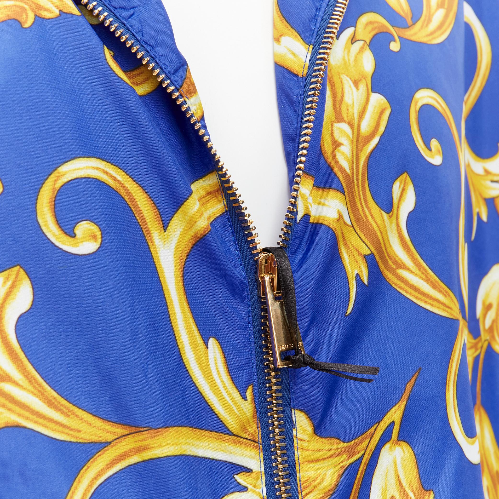 neue VERSACE Windbreaker-Jacke aus Nylon mit blauem und goldenem Barock Istante-Druck IT52 XL 
Referenz: TGAS/C00316 
Marke: Versace 
Designer: Donatella Versace 
Collection'S: Barocco Istante 
MATERIAL: Nylon 
Farbe: Blau 
Muster: Floral