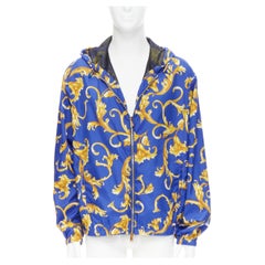 neue VERSACE Windbreaker-Jacke aus Nylon mit blauem und goldenem Barock Istante-Druck IT52 XL