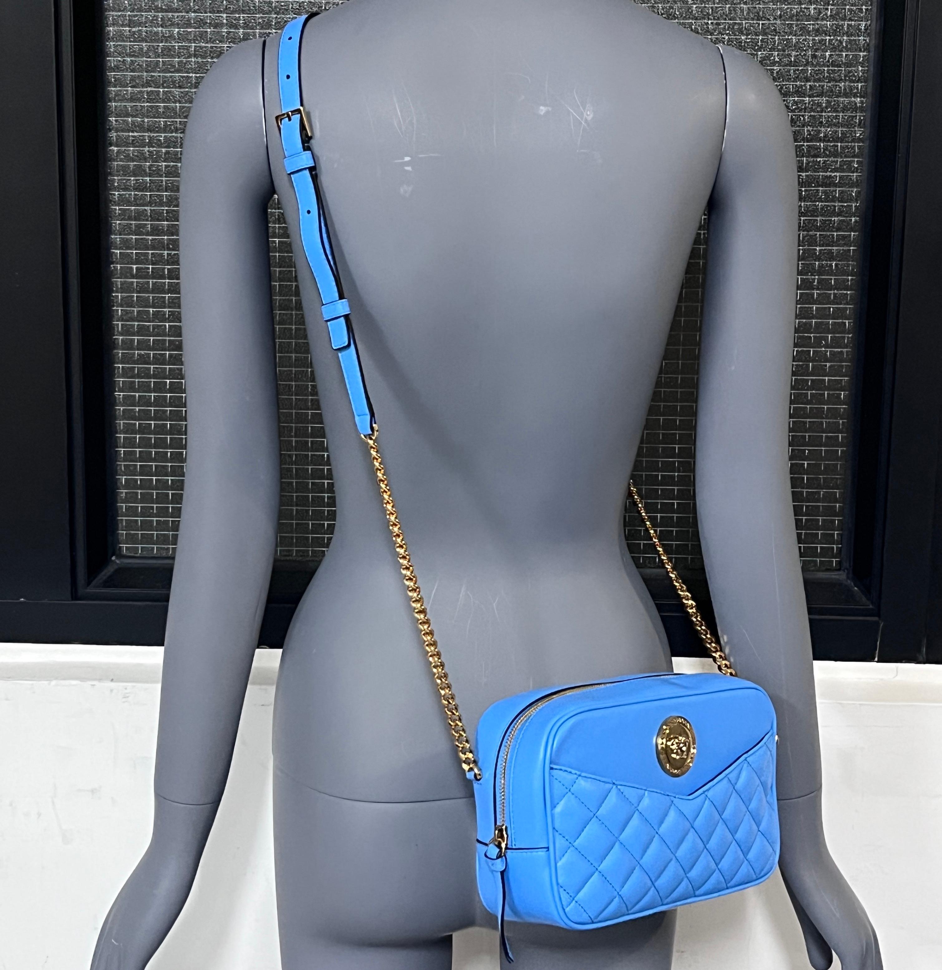new VERSACE blue lambskin leather quilted gold Medusa chain crossbody bag Medium
Reference: TGAS/D00829
Brand: Versace
Designer: Donatella Versace
Model: 1008828 1A03912 1V57V
Collection: Tribute
Material: Lambskin Leather, Metal
Color: Blue,