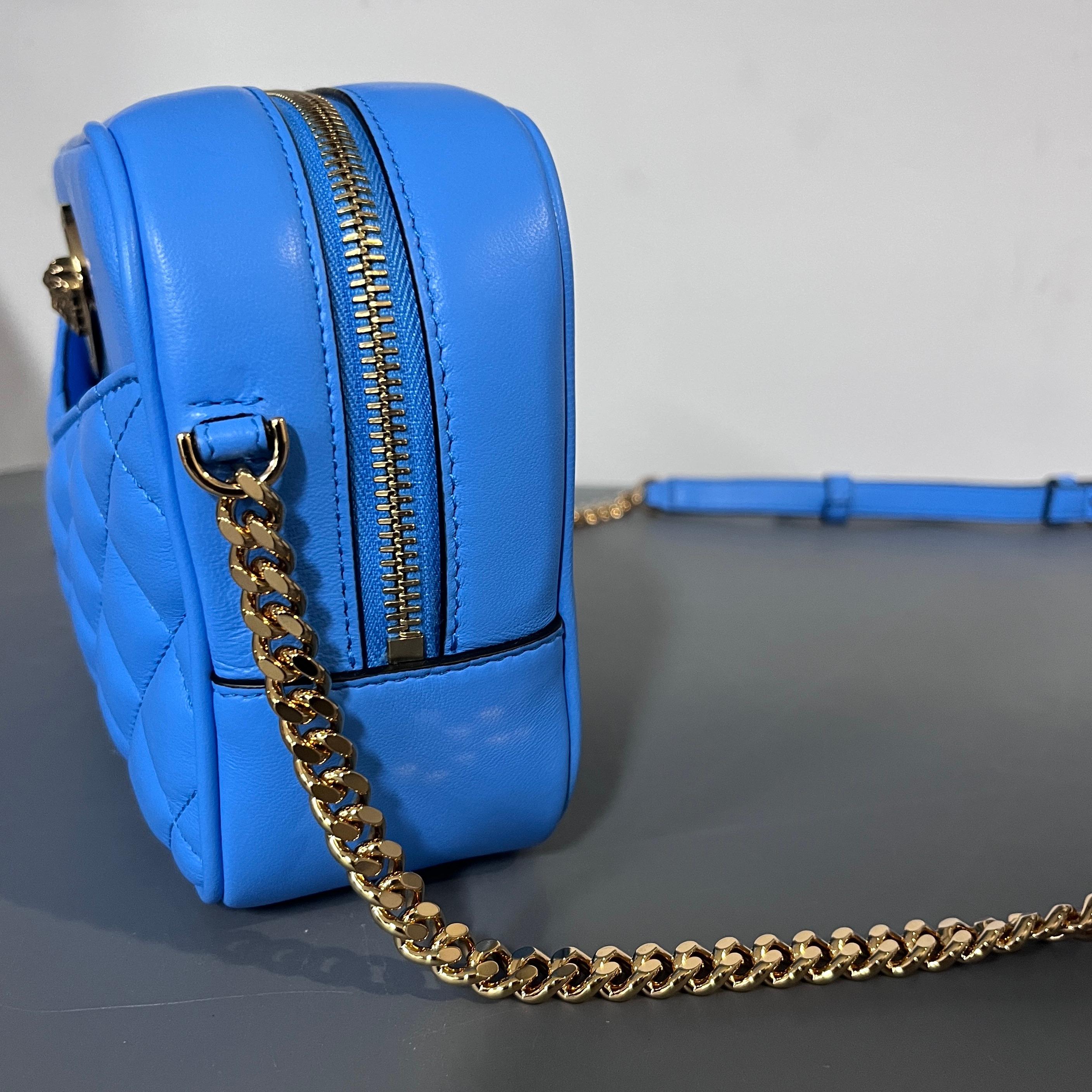 neu VERSACE blaues Lammleder gesteppt gold Medusa Kette Crossbody Tasche Medium im Angebot 3