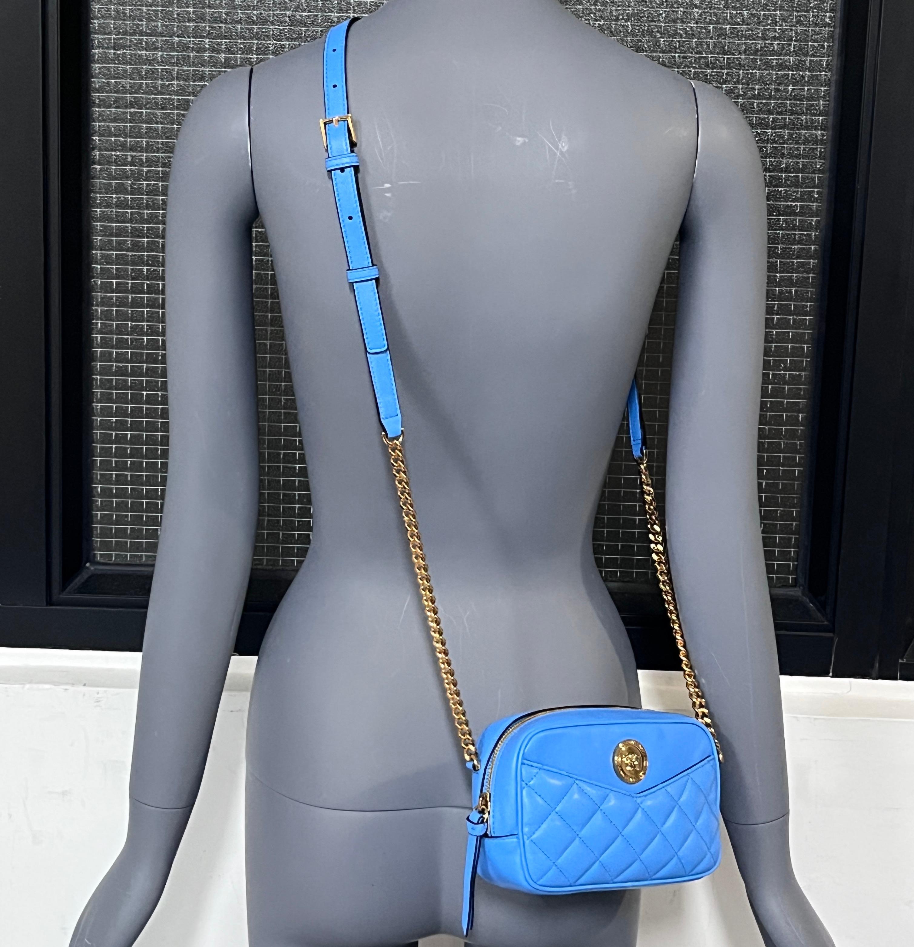 new VERSACE blue lambskin leather quilted gold Medusa chain crossbody bag Small
Reference: TGAS/D00825
Brand: Versace
Designer: Donatella Versace
Model: 1008827 1A03912 !V57V
Collection: Tribute
Material: Lambskin Leather, Metal
Color: Blue,