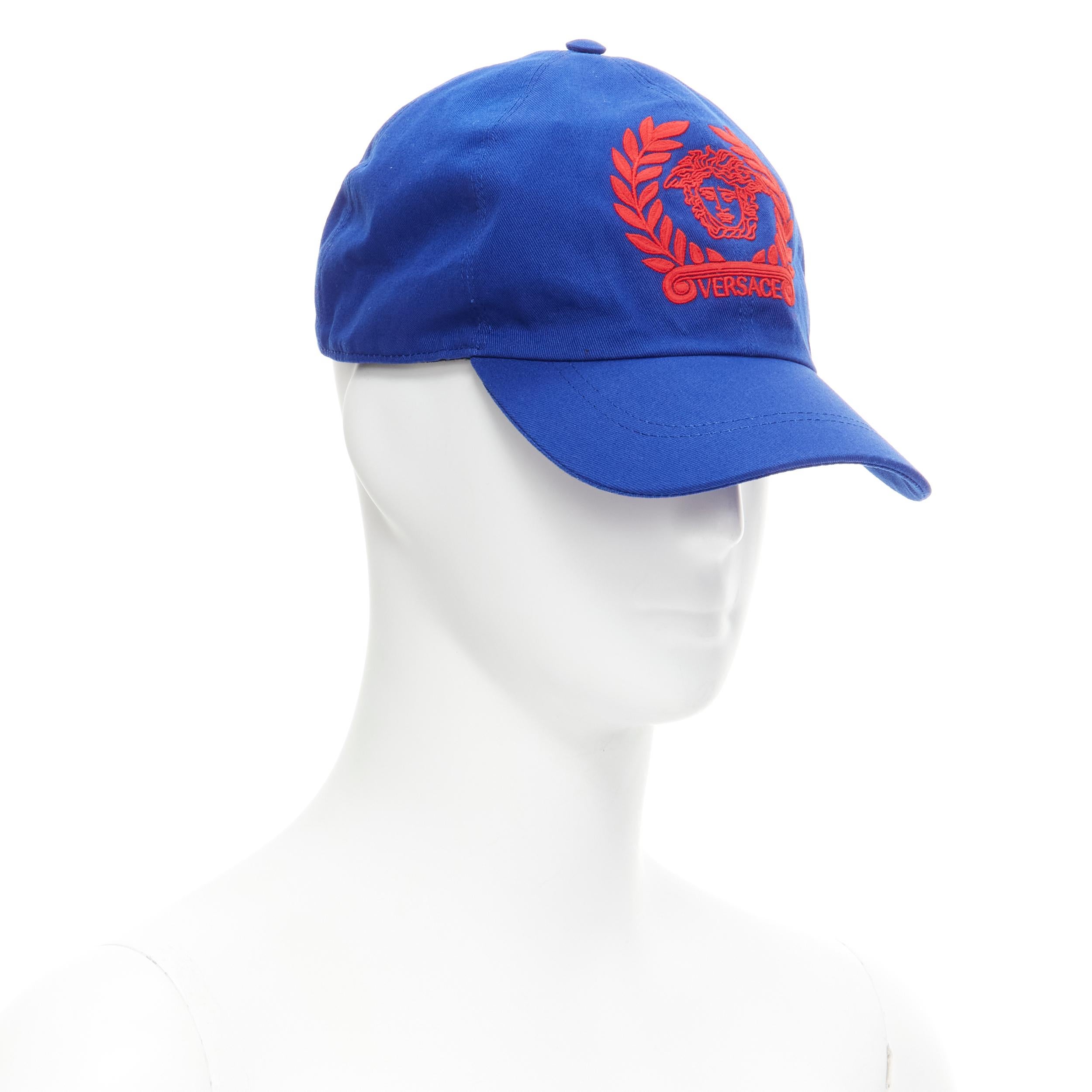 Neu VERSACE Blau-rote Vintage Medusa-Logo-Stickerei Baseballkappe 58cm M 7 1/4 (Grau) im Angebot