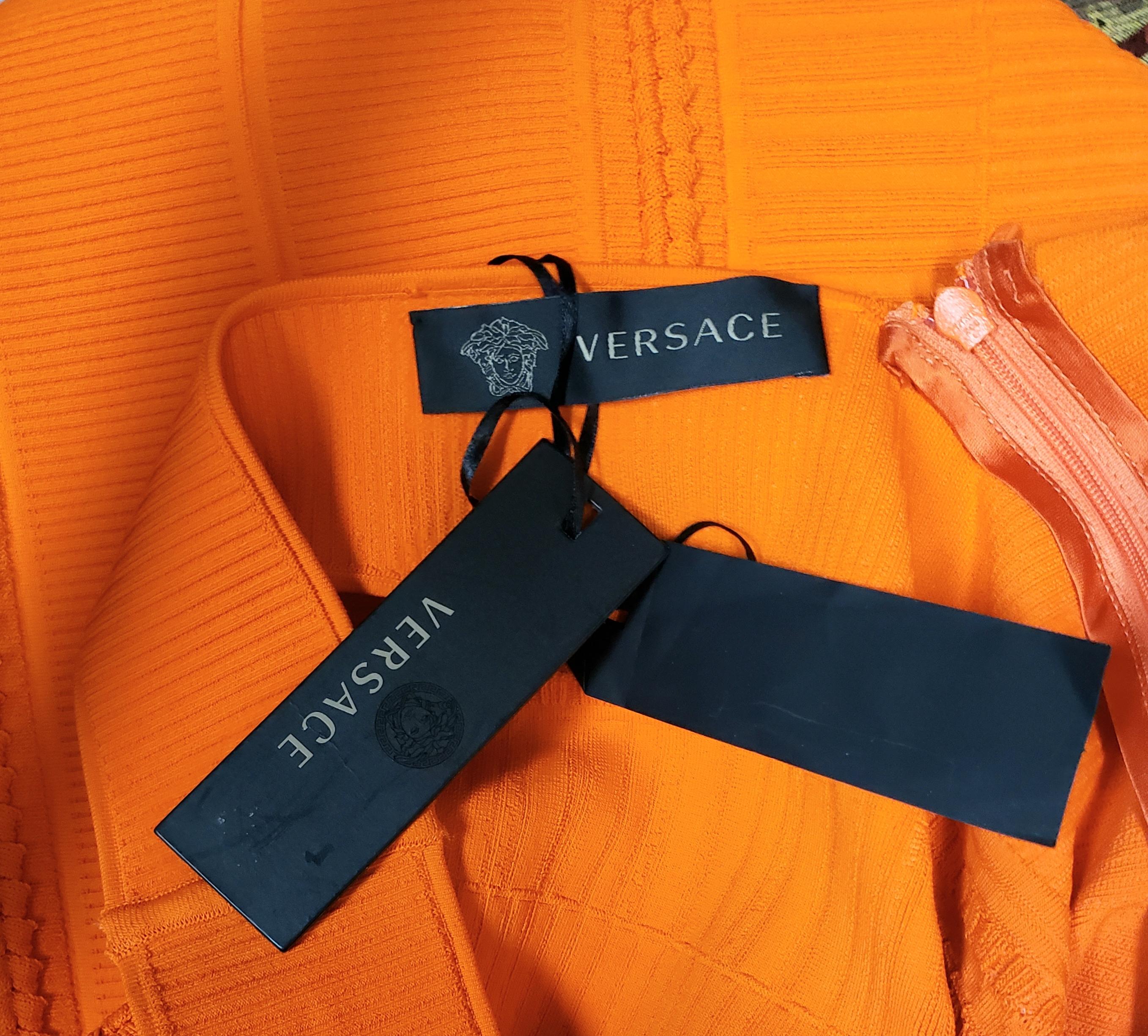 NEW VERSACE BODYCON STRETCH KNIT DRESS in ORANGE with CUT-OUT SHOULDERS 42 - 6 For Sale 3