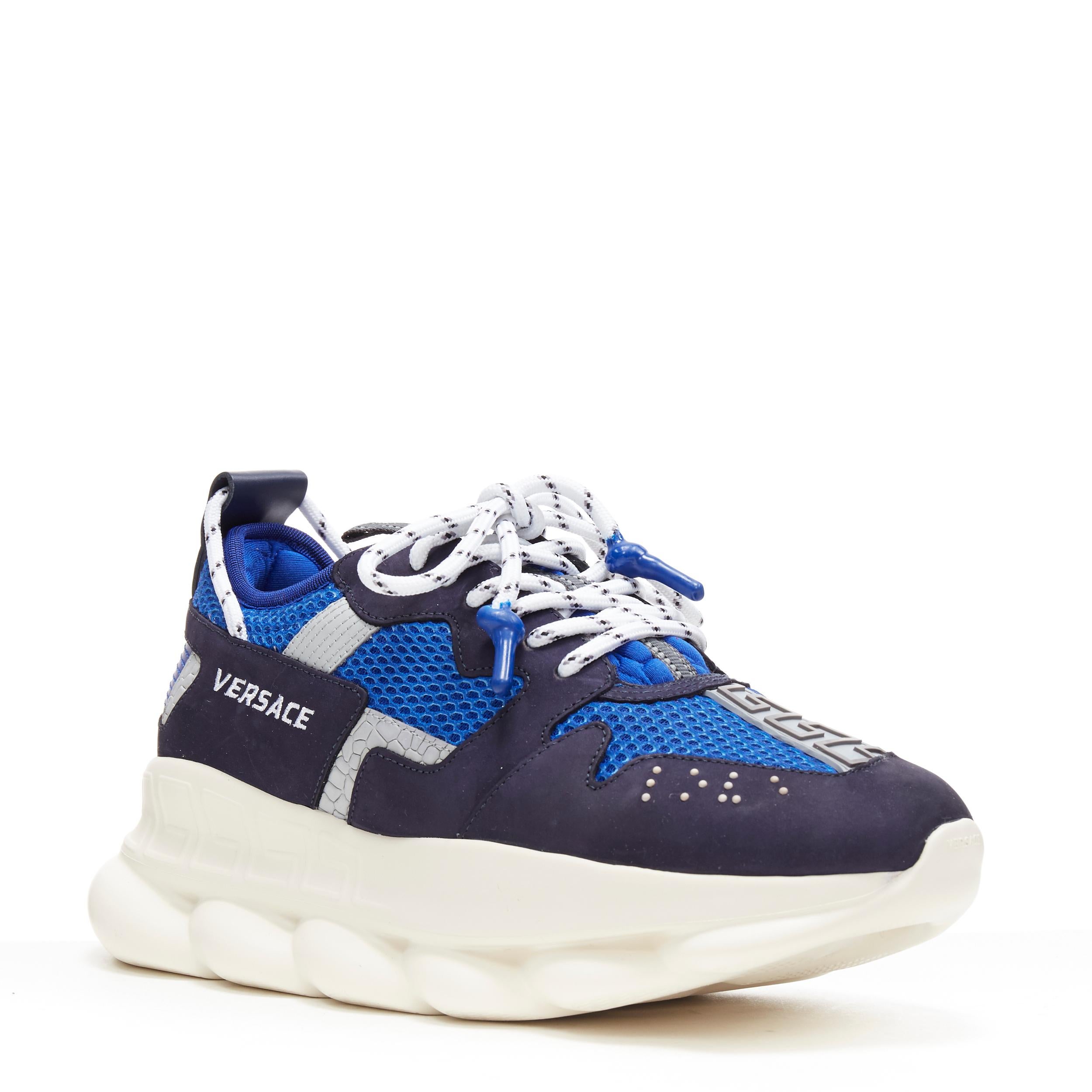 new VERSACE Chain Reaction blu navy grey low top chunky dad sneaker EU40 US7 
Riferimento: TGAS/A06323 
Marchio: Versace 
Designer: Salehe Bembury 
Model: Chain Reaction Triple Blue 
Materiale: Pelle 
Colore: Marina Militare 
Modello: Tinta unita