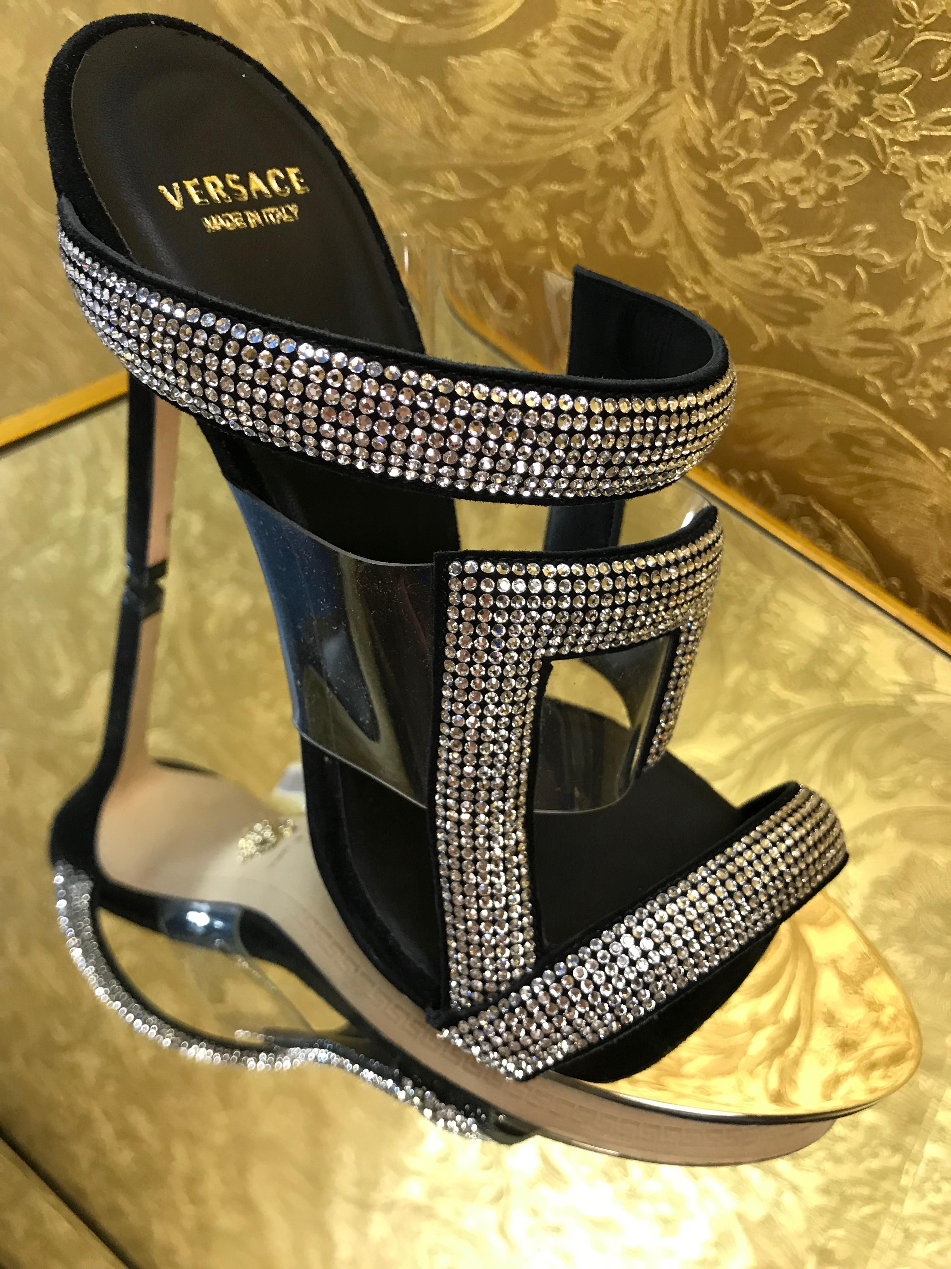 VERSACE 

CLEAR VINYL CRYSTAL EMBELLISHED SANDALS

PVC

Crystals
Mirrored metal toe
Leather lining
Leather sole

Made in Italy
Size is 38 - US 8

Brand New In the box.
 
If you'd like to see live video of these shoes it is available on our Insta