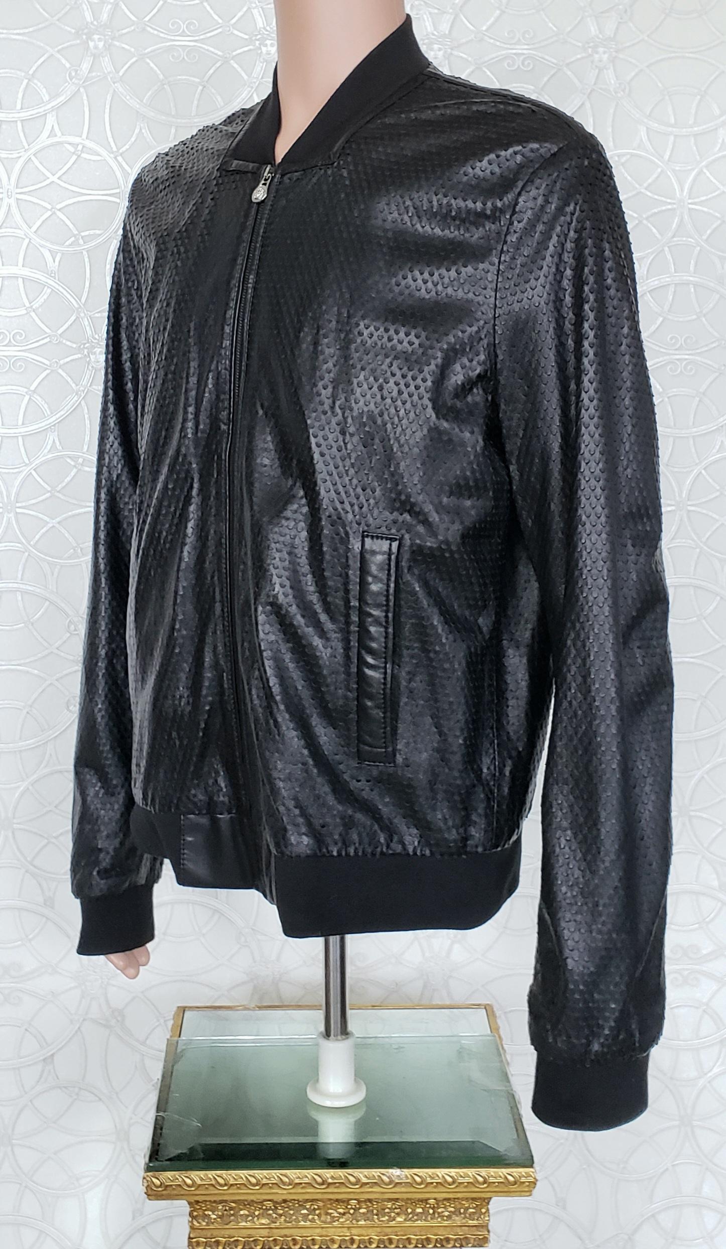 VERSACE COLLECTION

ZIPPER JACKET 

Content: 100% lamb leather  
lining: 100% cotton


Italian size is 56- US 3XL

Measures laying flat unscratched:
 
shoulder to shoulder 21
