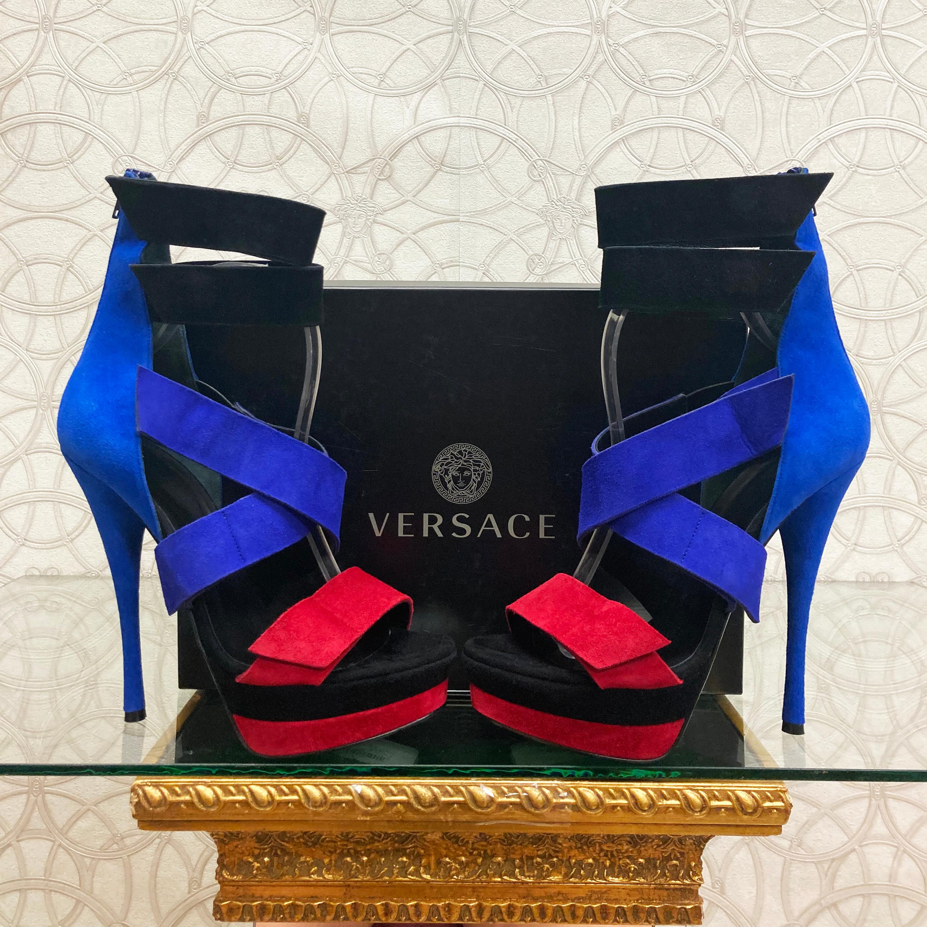 VERSACE 

Collection Pre-Fall 2015 

Blue, Violet, Black and Red PLATFORM SANDALS SHOES

These Versace  platform sandals add sparkle to your night out.


Leather insole

Heel measures 6