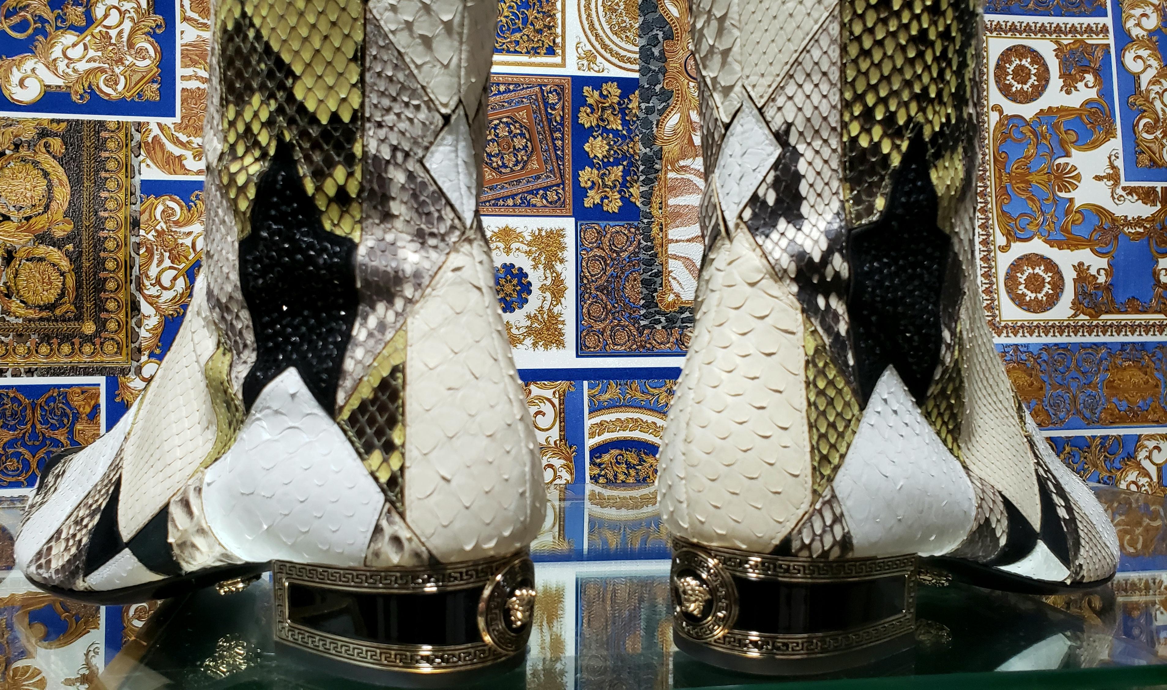 Versace - Bottes gladiateur en python ornées de cristaux avec bout ouvert, taille 37, état neuf en vente 7