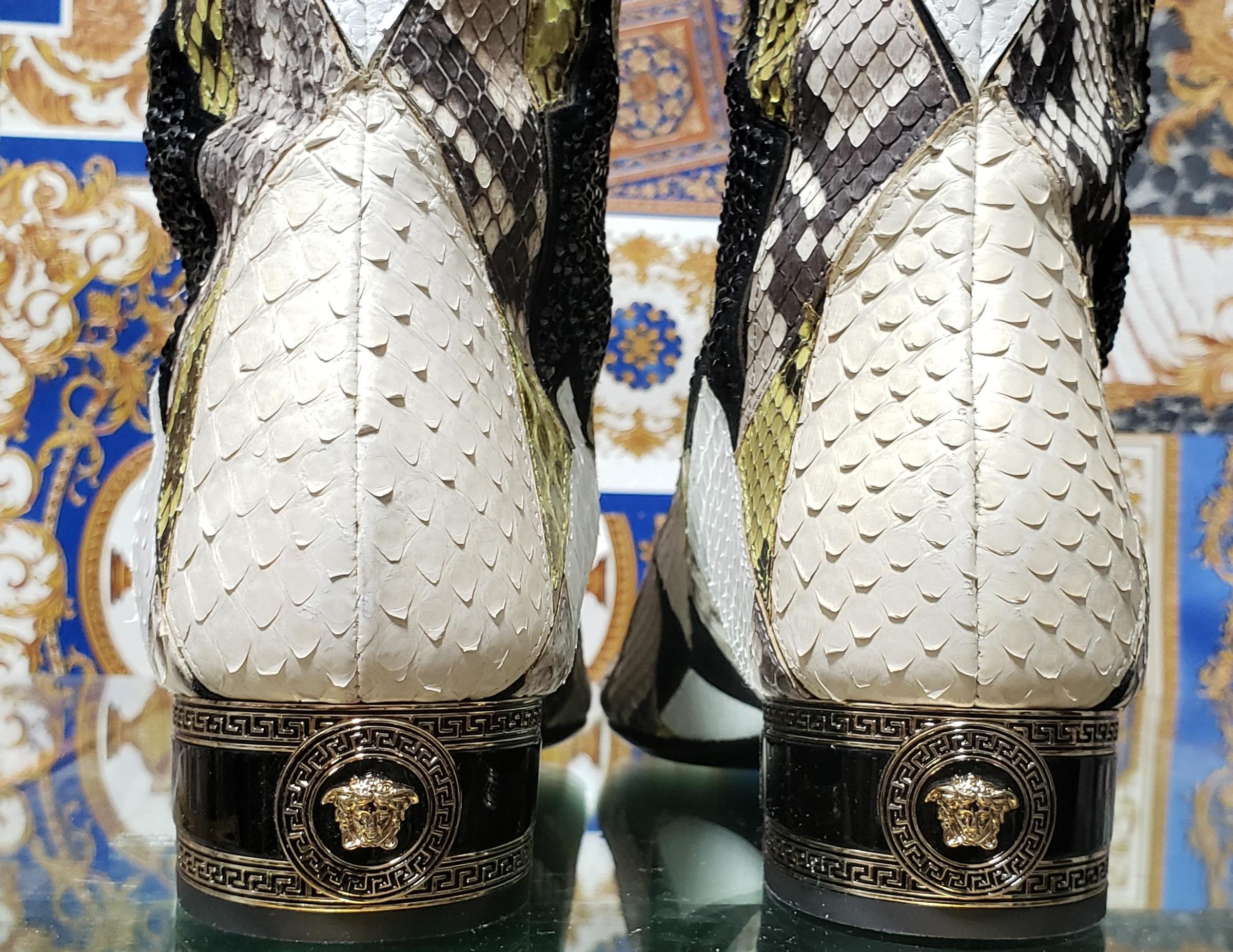 Versace - Bottes gladiateur en python ornées de cristaux avec bout ouvert, taille 37, état neuf en vente 8