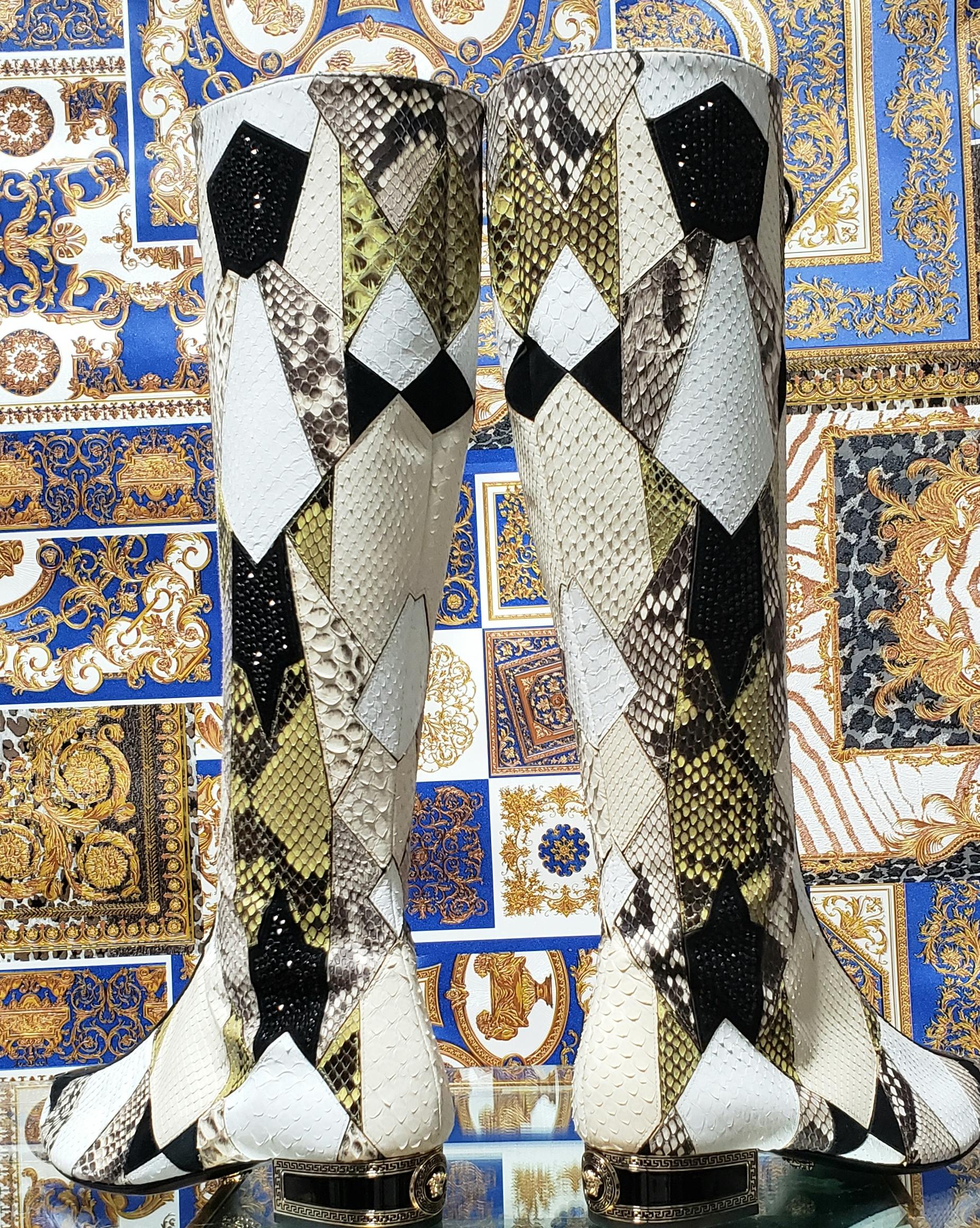 Versace - Bottes gladiateur en python ornées de cristaux avec bout ouvert, taille 37, état neuf en vente 3