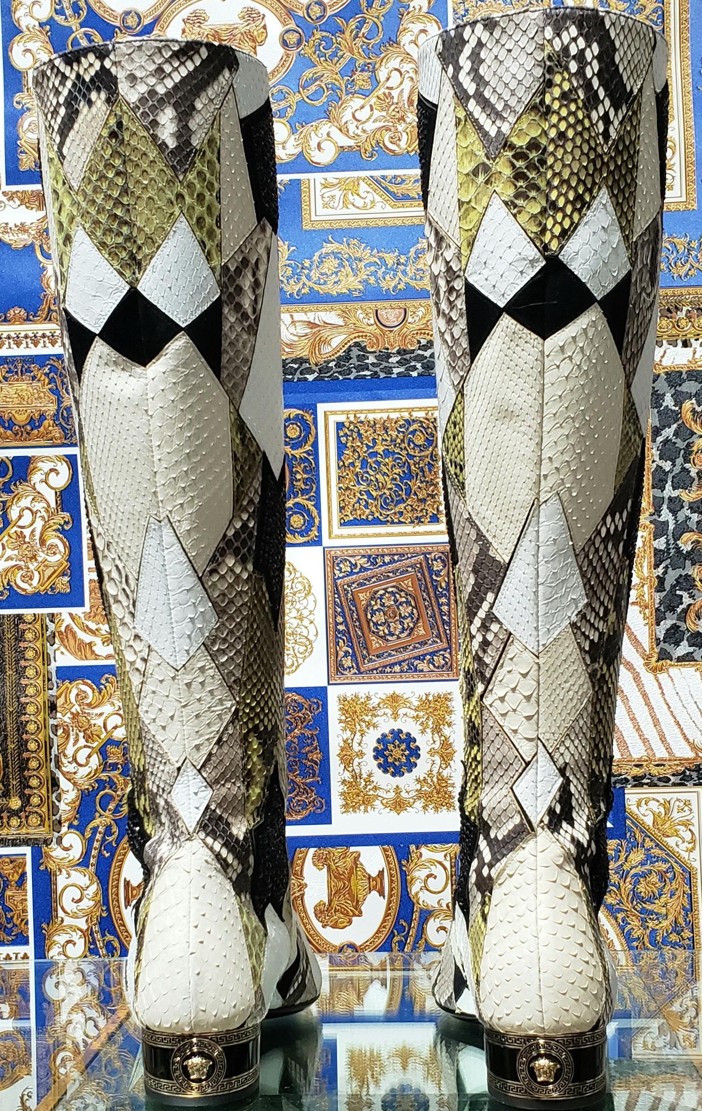 Versace - Bottes gladiateur en python ornées de cristaux avec bout ouvert, taille 37, état neuf en vente 4