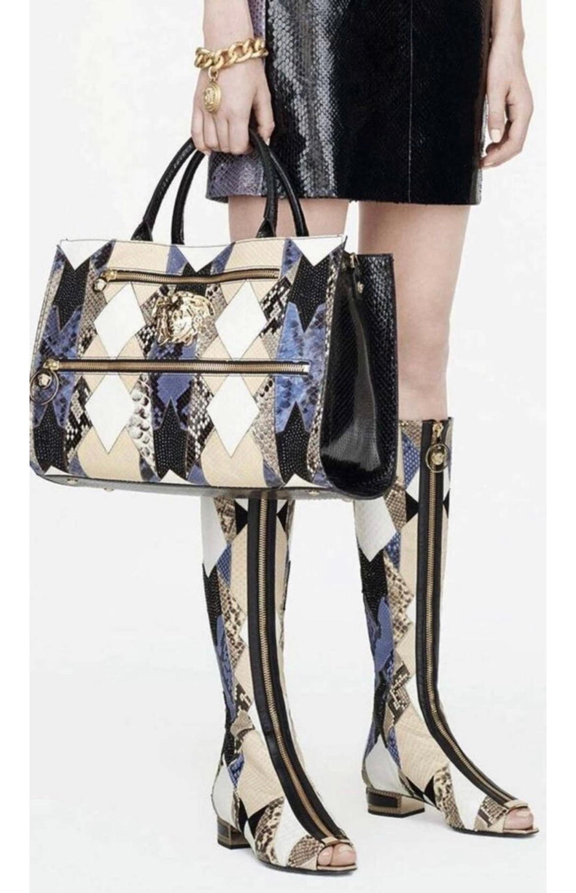 BOTTES GLADIATEUR VERSACE
Resort 2015 Look #16
Ces bottes sont une reprise luxueuse des légendaires bottes de gladiateur.
Elle est parachevée par le motif emblématique de la clé grecque sur le talon.
Peau de serpent véritable rehaussée de cristaux