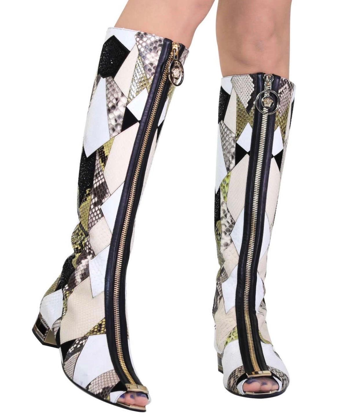 Beige Versace Bottes gladiateur en serpent d'eau ornées de cristaux avec bout ouvert 37 - 7, neuves en vente