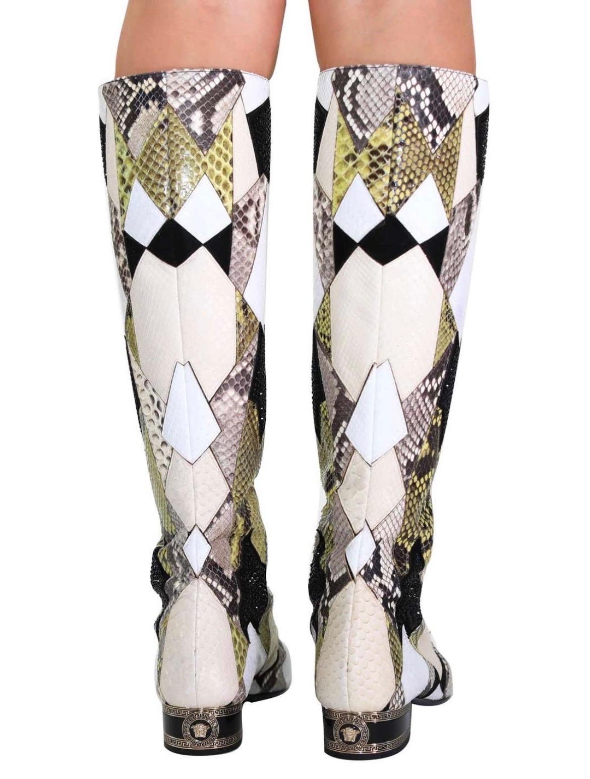 Versace Bottes gladiateur en serpent d'eau ornées de cristaux avec bout ouvert 37 - 7, neuves Neuf - En vente à Montgomery, TX
