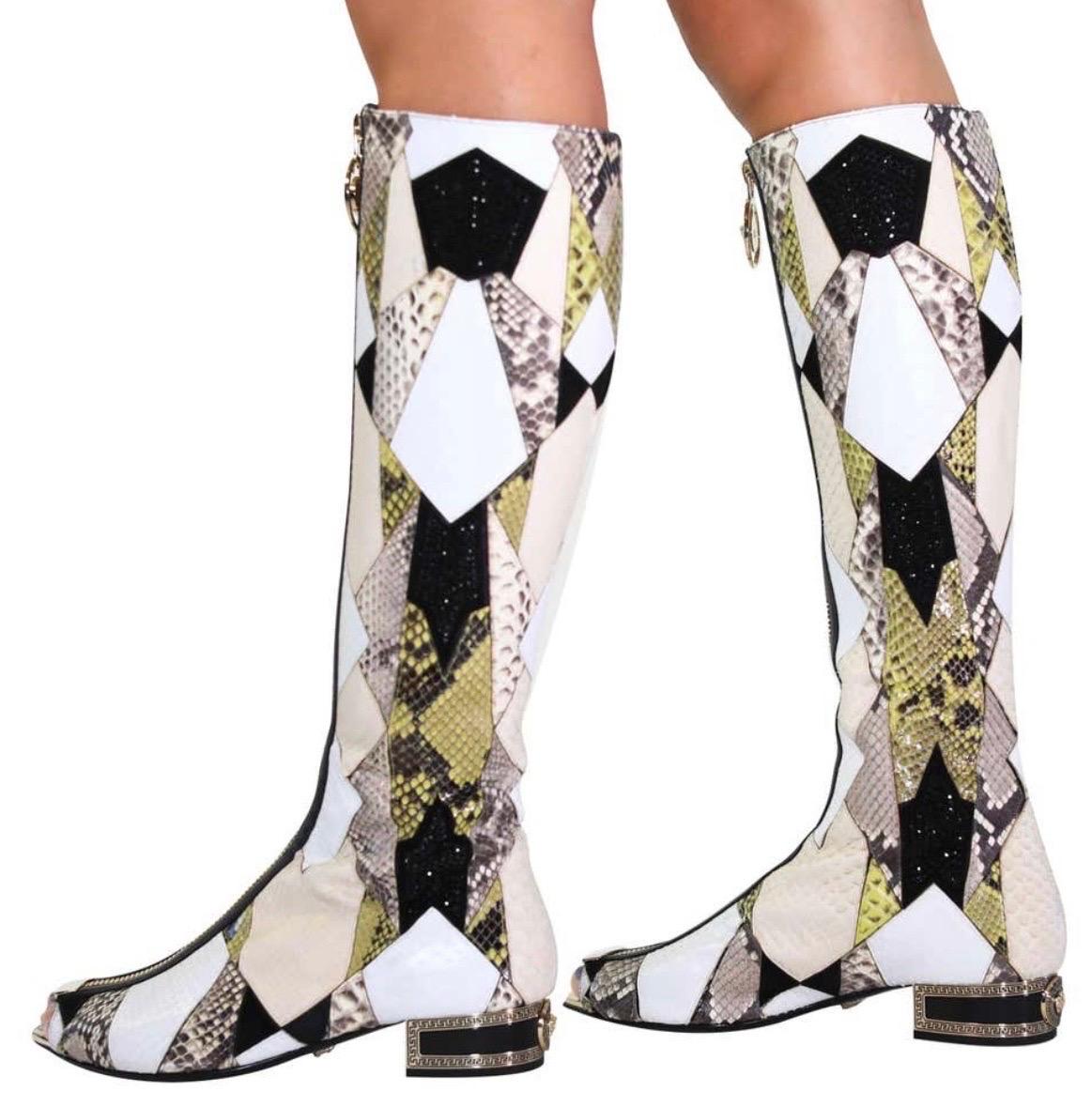 Versace Bottes gladiateur en serpent d'eau ornées de cristaux avec bout ouvert 37 - 7, neuves Pour femmes en vente