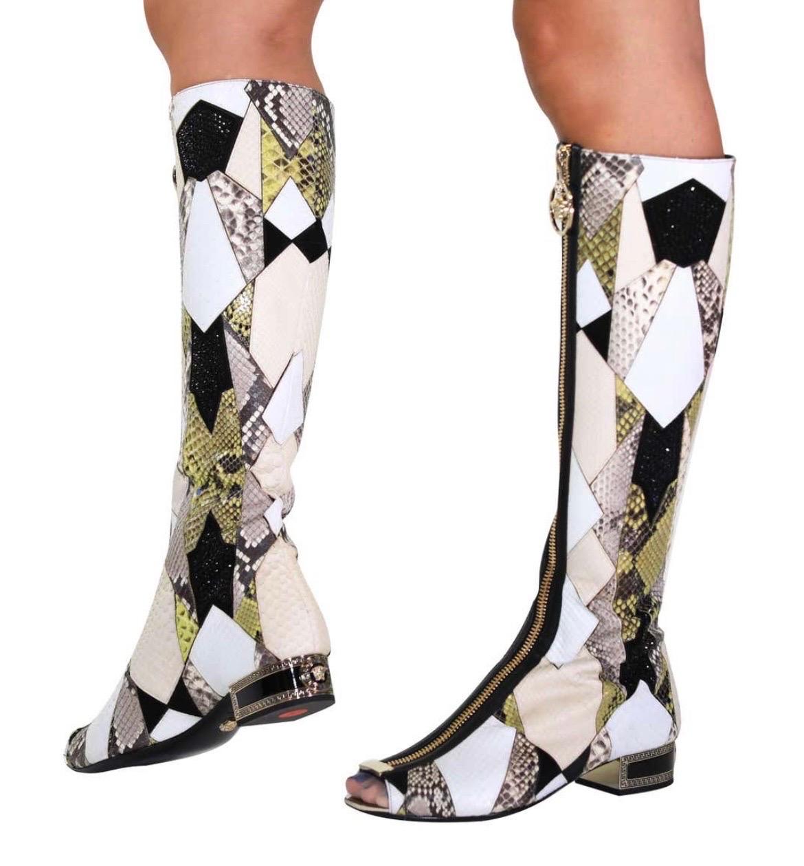 Versace Bottes gladiateur en serpent d'eau ornées de cristaux avec bout ouvert 37 - 7, neuves en vente 1