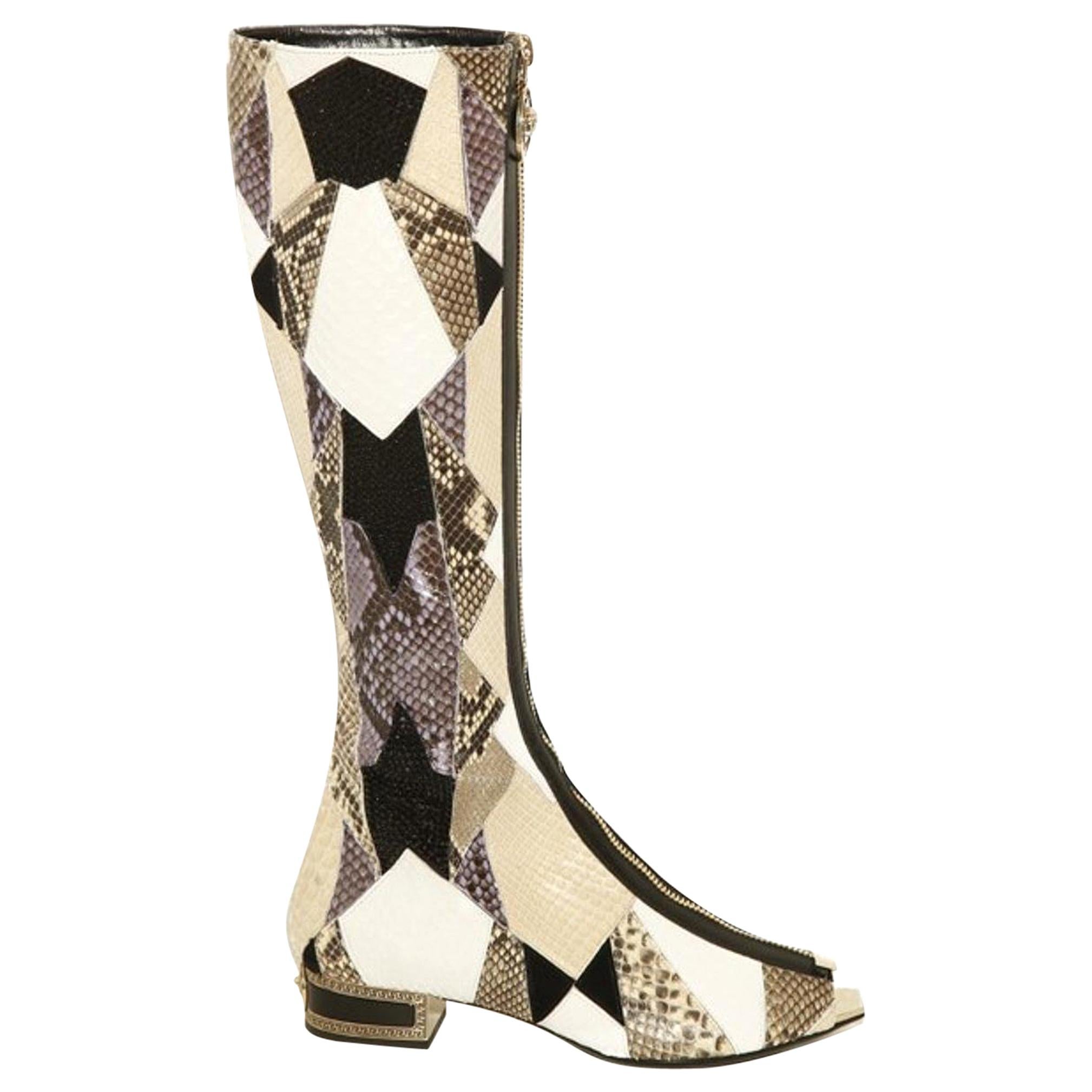 Versace - Bottes gladiateur en python ornées de cristaux avec bout ouvert, taille 37, état neuf en vente