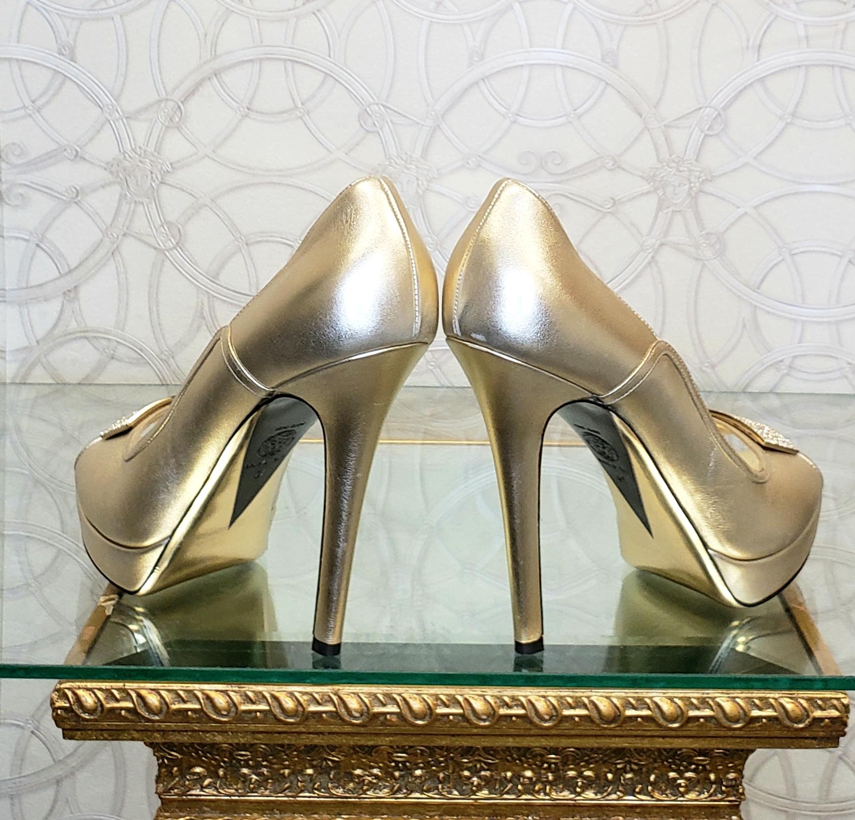 Chaussures neuves VERSACE CRYSTAL GREEK KEY PLATFORM en cuir doré 38,5 - 8.5 ; 41 - 11 Neuf - En vente à Montgomery, TX