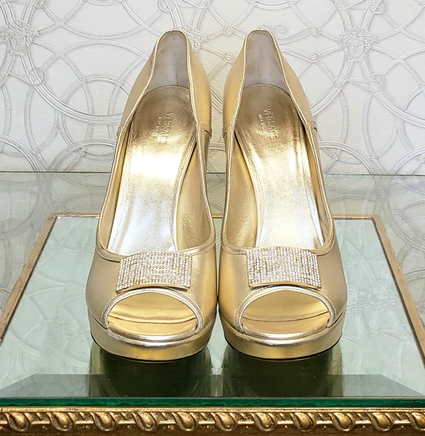 Chaussures neuves VERSACE CRYSTAL GREEK KEY PLATFORM en cuir doré 38,5 - 8.5 ; 41 - 11 Pour femmes en vente