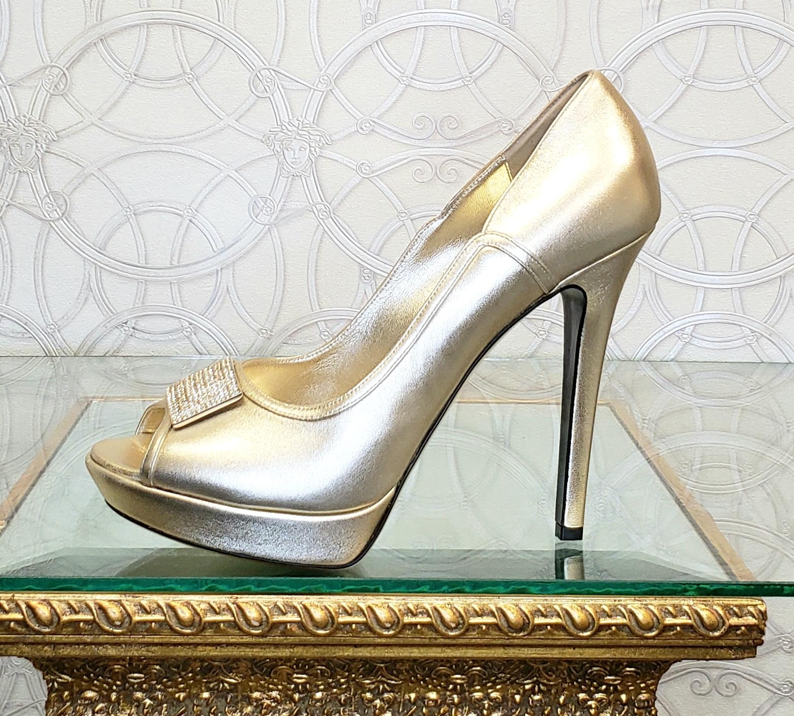 Chaussures neuves VERSACE CRYSTAL GREEK KEY PLATFORM en cuir doré 38,5 - 8.5 ; 41 - 11 en vente 1
