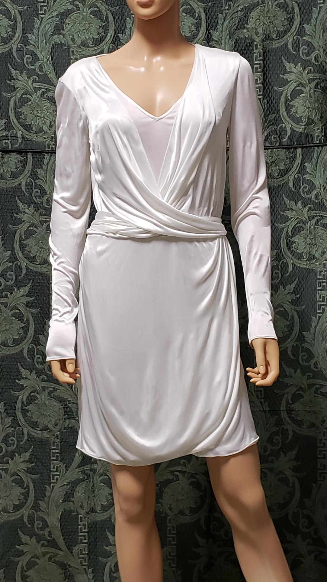 VERSACE

Delicate pearl white mini dress

This dress has long sleeves

Content: 100% viscose
lining: 100% viscose

trim: 100% silk


IT Size 42 - US 6

shoulder to shoulder 16 1/2