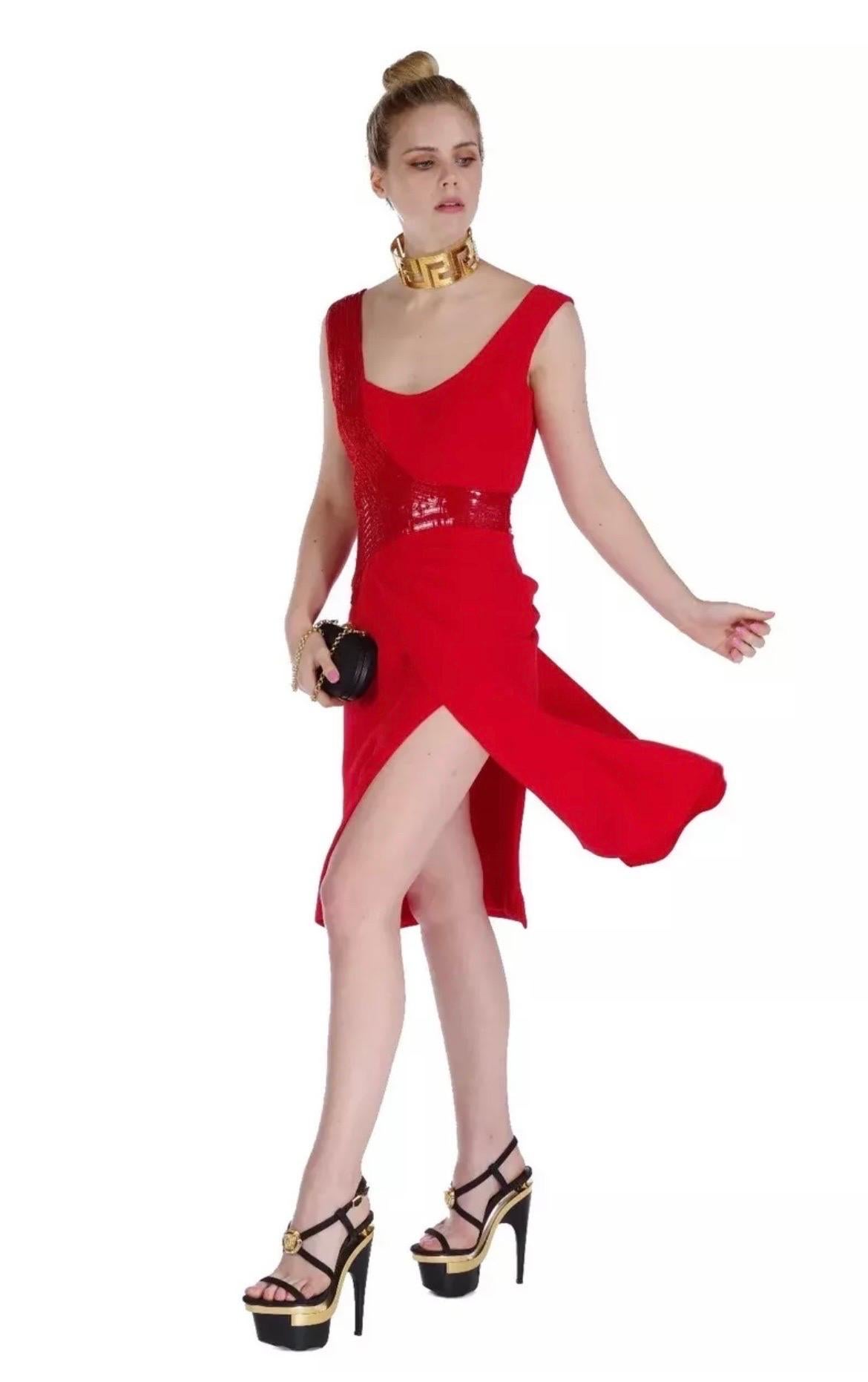 VERSACE
Vestido rojo adornado
Totalmente forrado
Contenido: 97% viscosa, 3% elastán
2 Tejido: 100% viscosa
3 Tejido: 100% seda 
forro: 100% seda
Talla IT 46 - US 10
y
Talla IT 40 - US 4

Nuevo, con etiquetas.