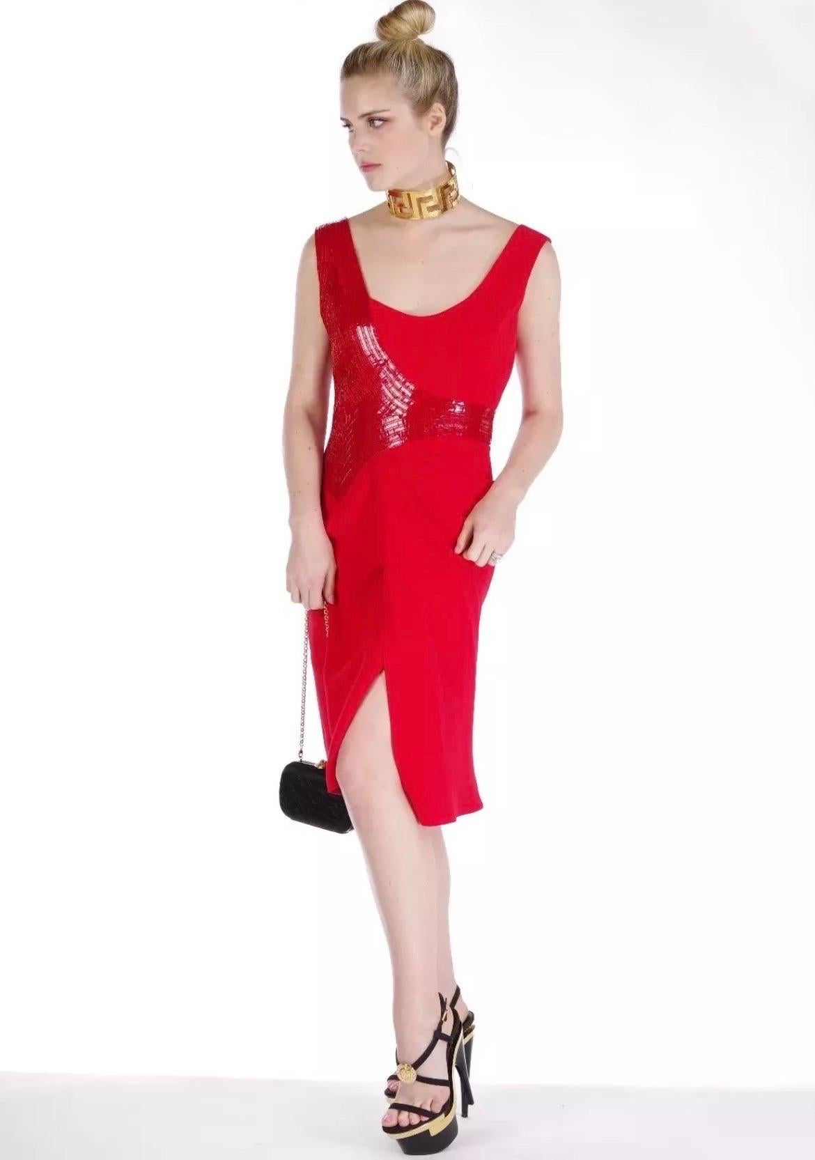 Nuevo Vestido Rojo Adornado Versace en Nuevo estado para la venta en Montgomery, TX