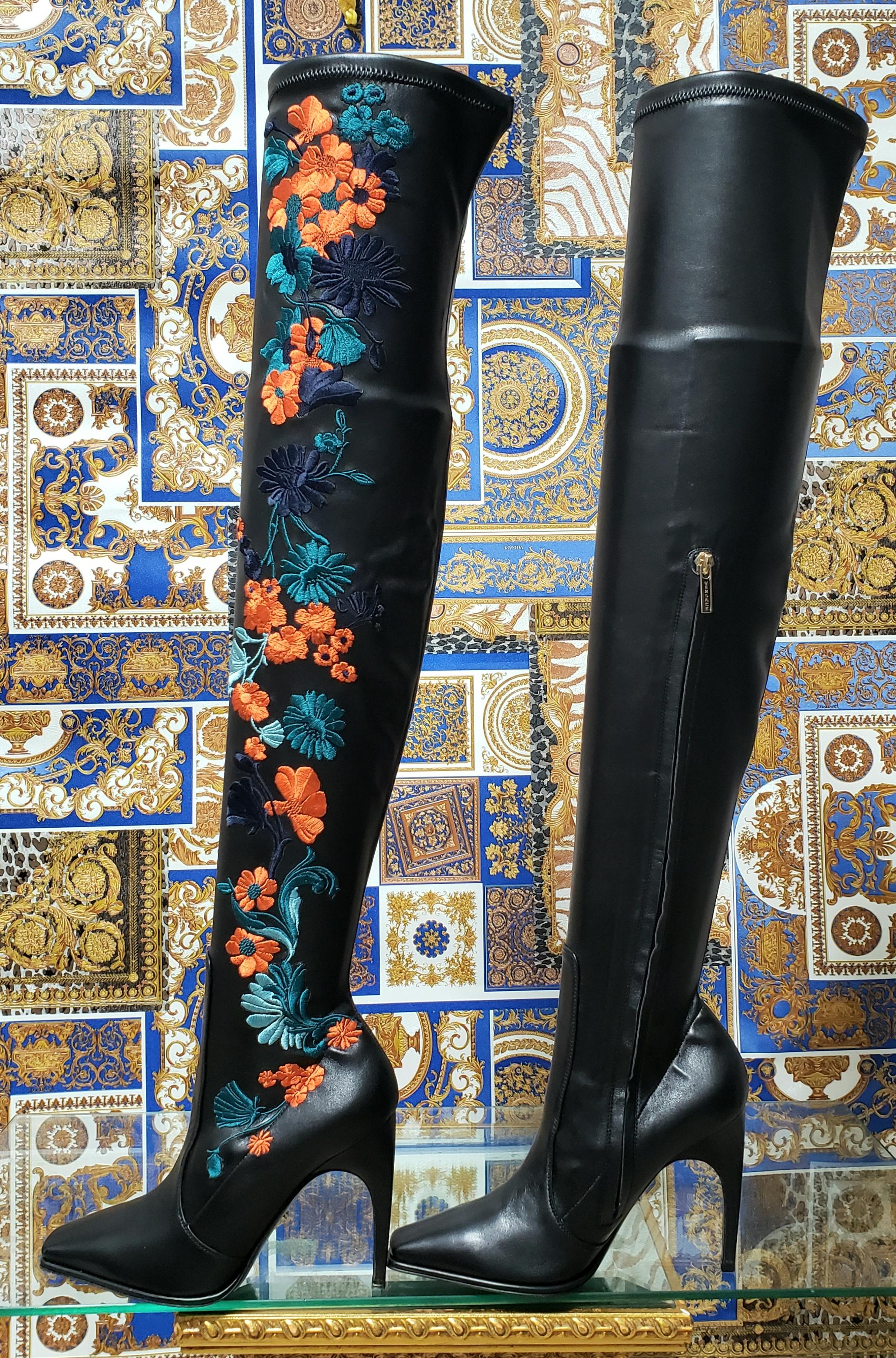 VERSACE BOOTS


These embroidered stunners guarantee to make heads turn. 


Stretch nappa leather.

Floral Embroidery


Content: 100% leather 


Size is 37 - US 7


Heel high 4 1/8