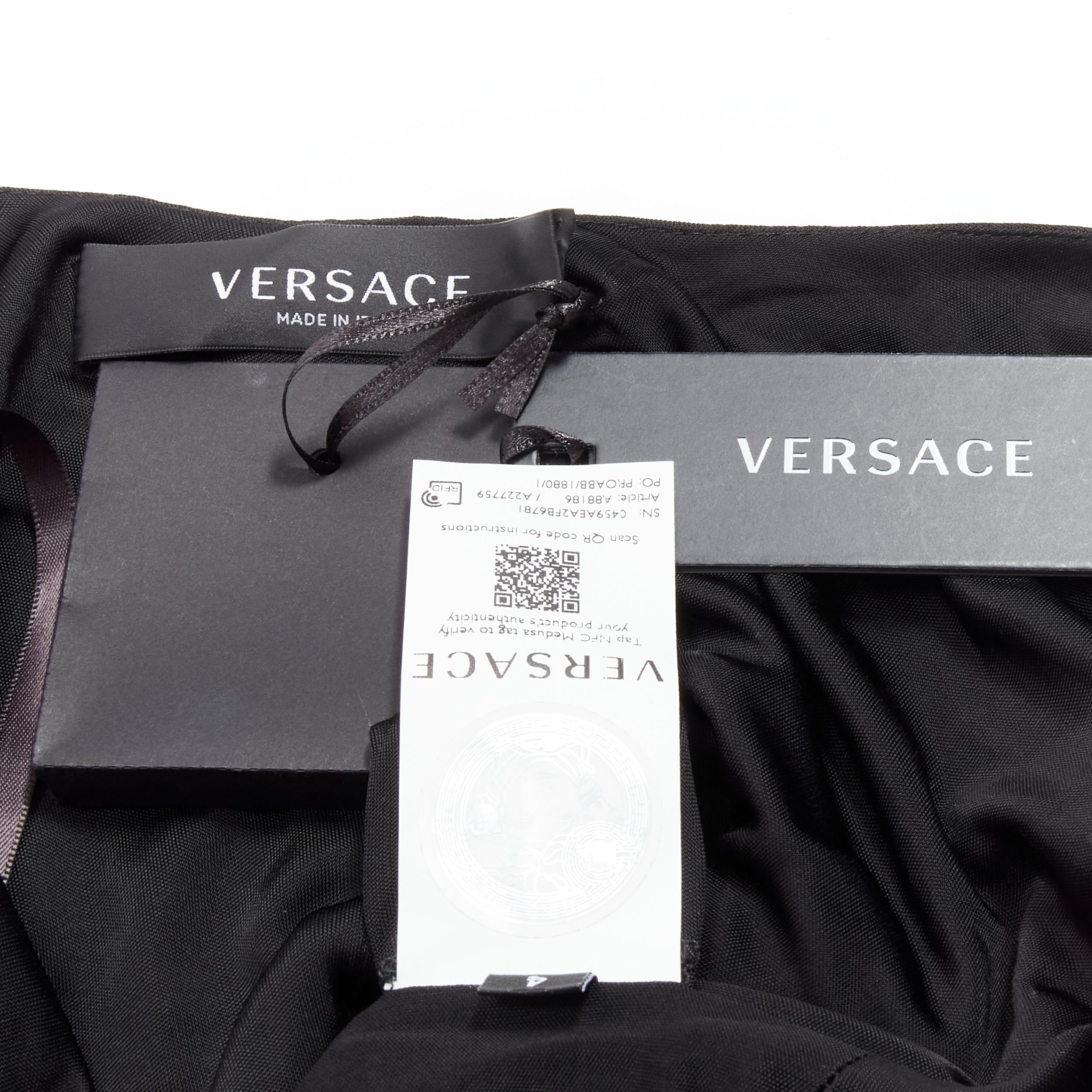 Versace - Robe Medusa incrustée de cristaux noirs et roses, signature Gianni, taille IT 38 XS, état neuf en vente 5