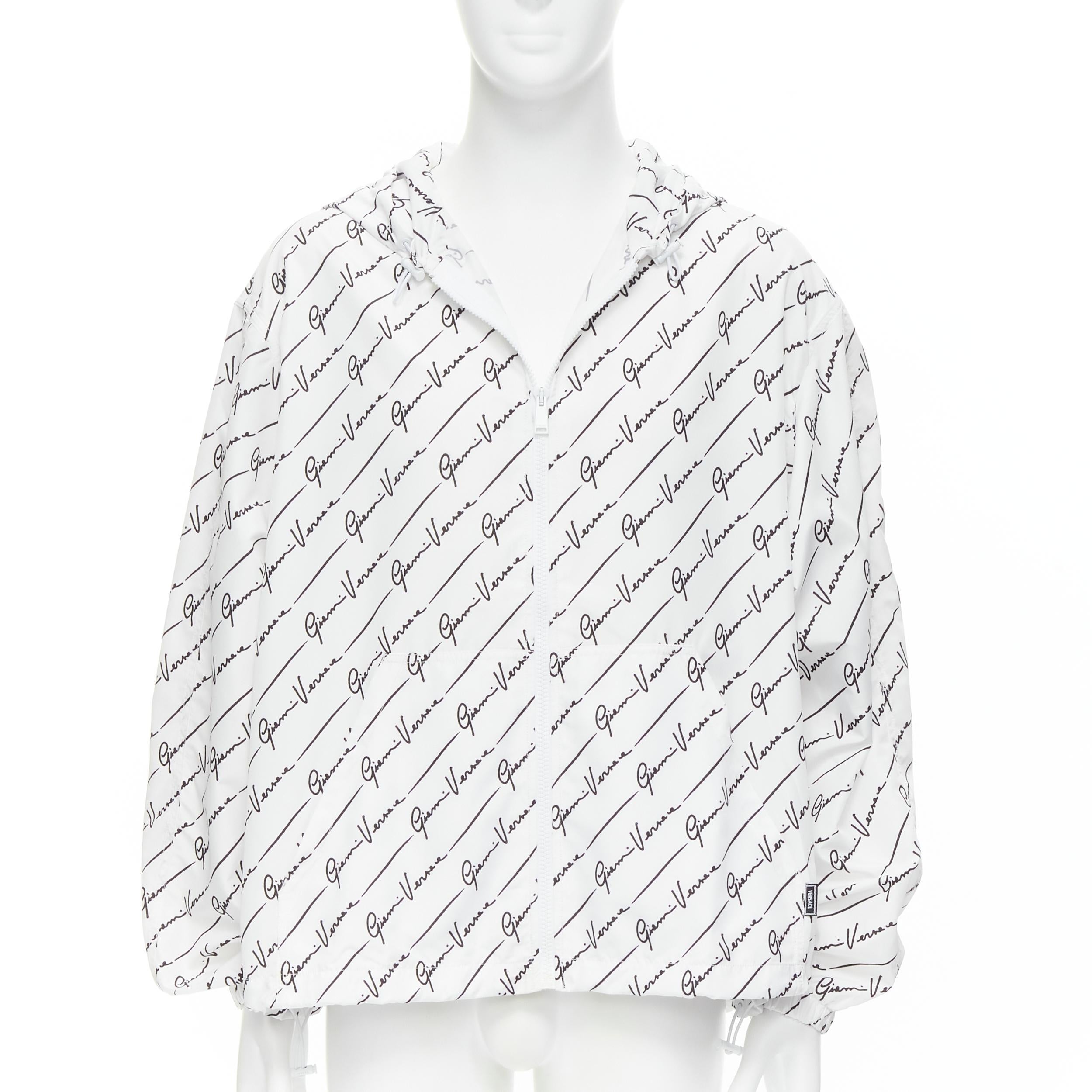 Neu VERSACE Gianni Signature Windbreaker-Jacke aus weißem schwarzem Nylon mit Kapuze IT46 S (Grau) im Angebot