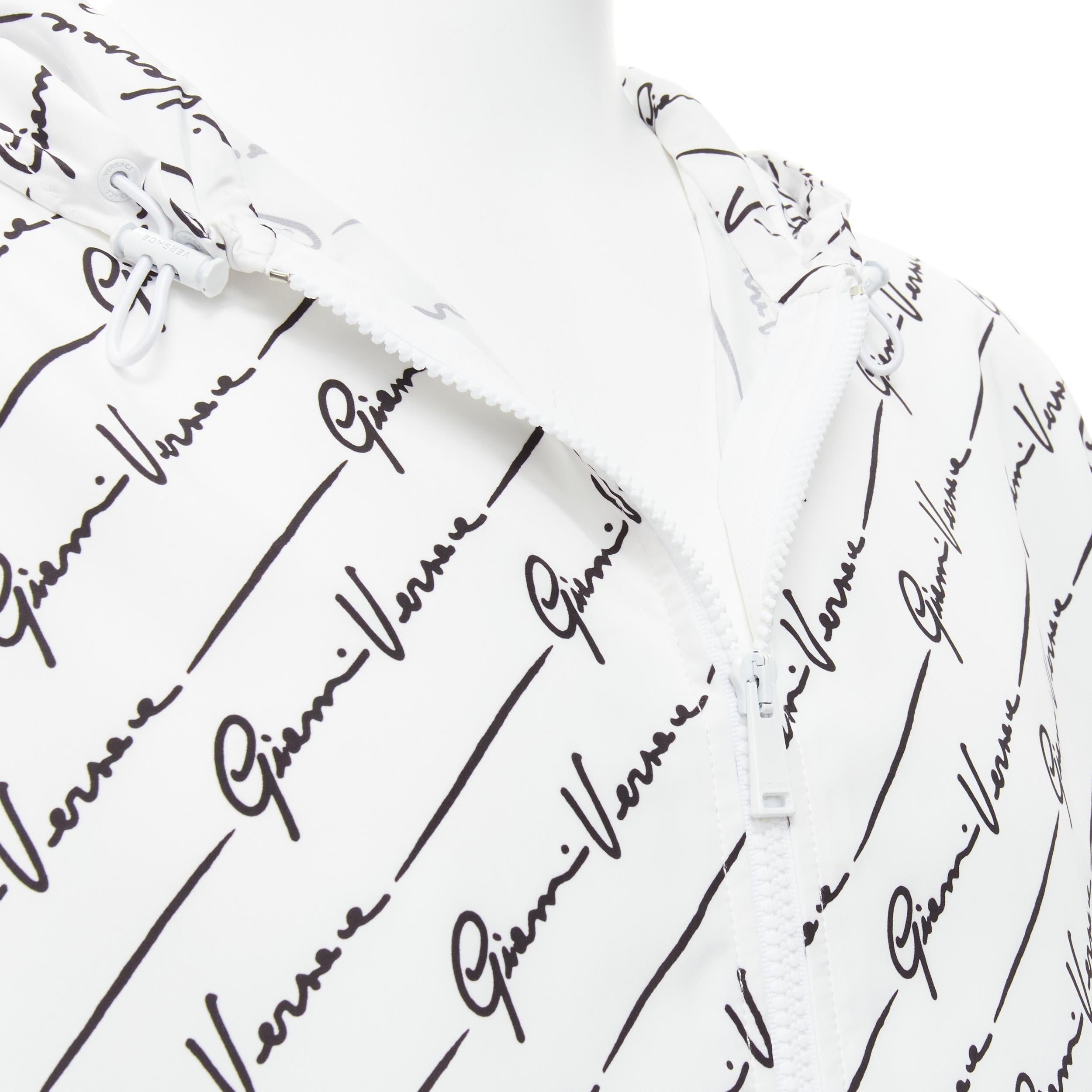 Neu VERSACE Gianni Signature Windbreaker-Jacke aus weißem schwarzem Nylon mit Kapuze IT46 S im Angebot 2