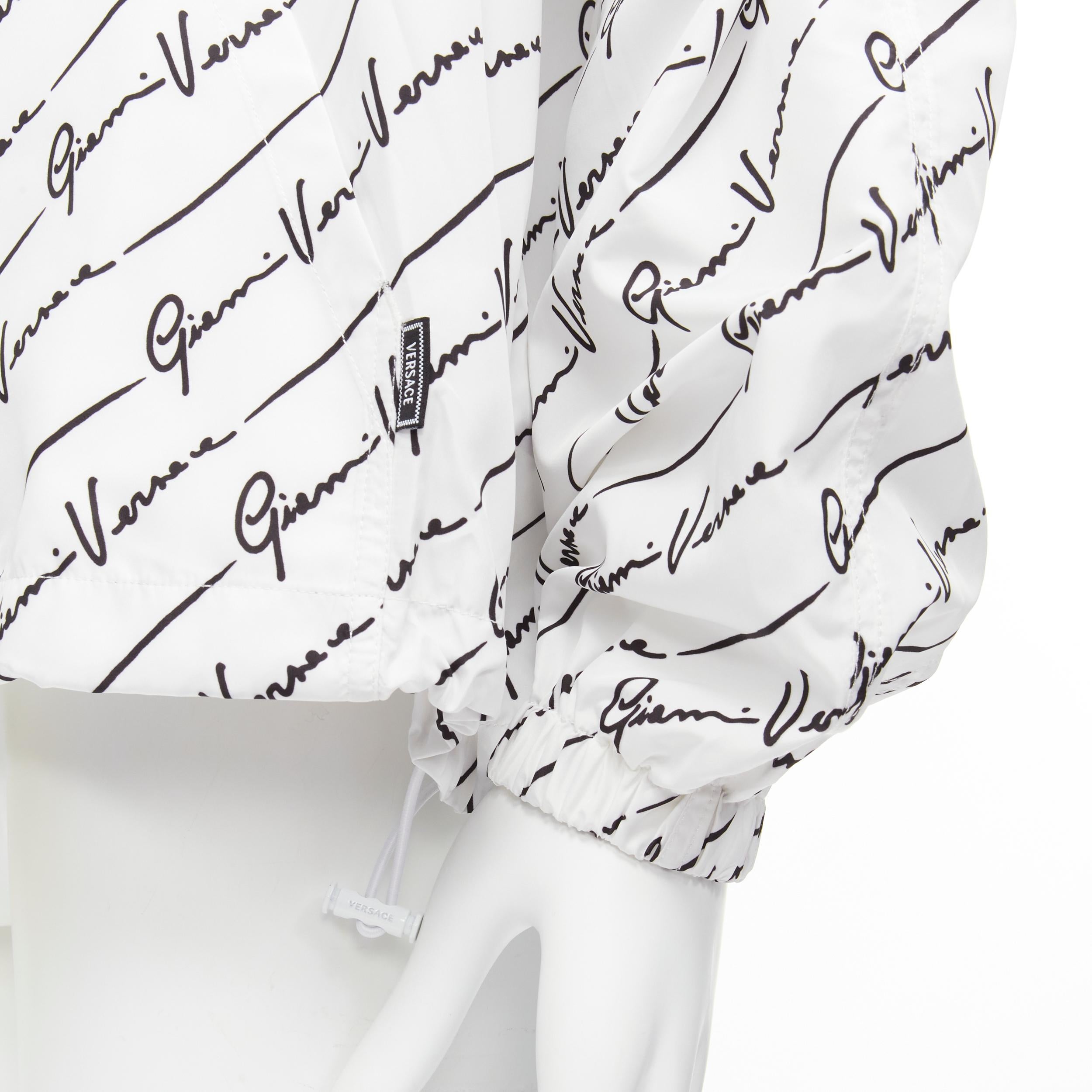 Neu VERSACE Gianni Signature Windbreaker-Jacke aus weißem schwarzem Nylon mit Kapuze IT50 L im Angebot 3