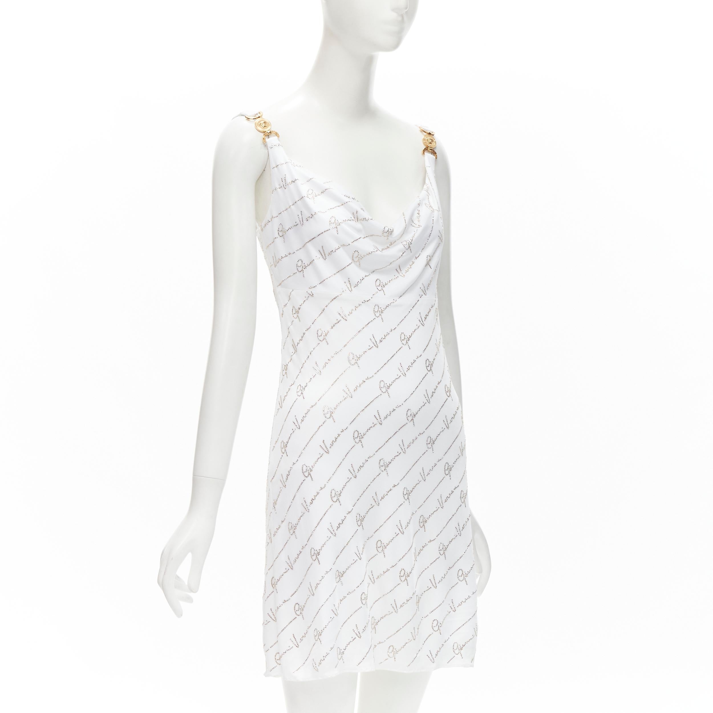 Gris Versace - Robe Medusa incrustée de cristaux blancs incrustés, signature Gianni, taille IT 44 L, état neuf en vente