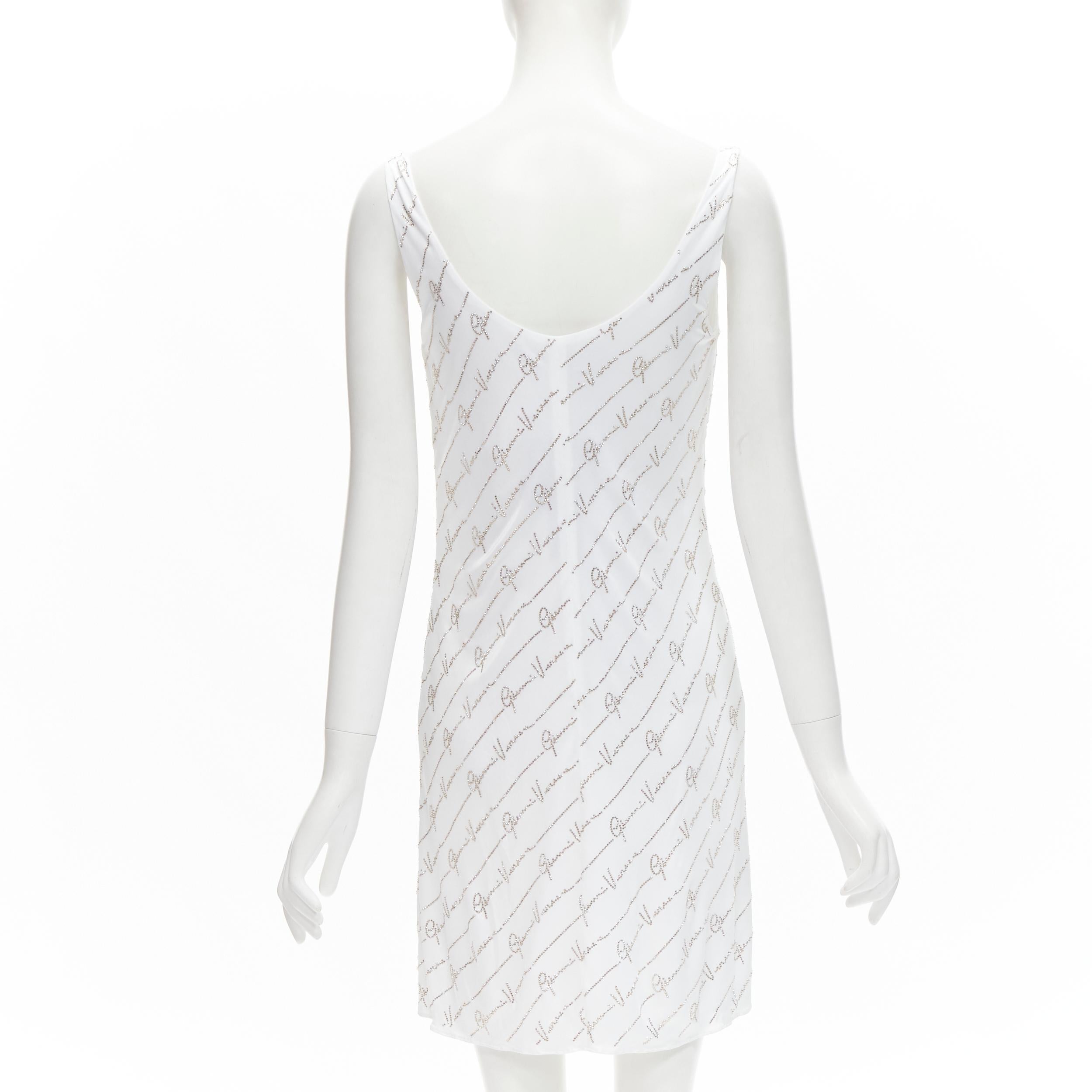 Versace - Robe Medusa incrustée de cristaux blancs incrustés, signature Gianni, taille IT 44 L, état neuf Pour femmes en vente