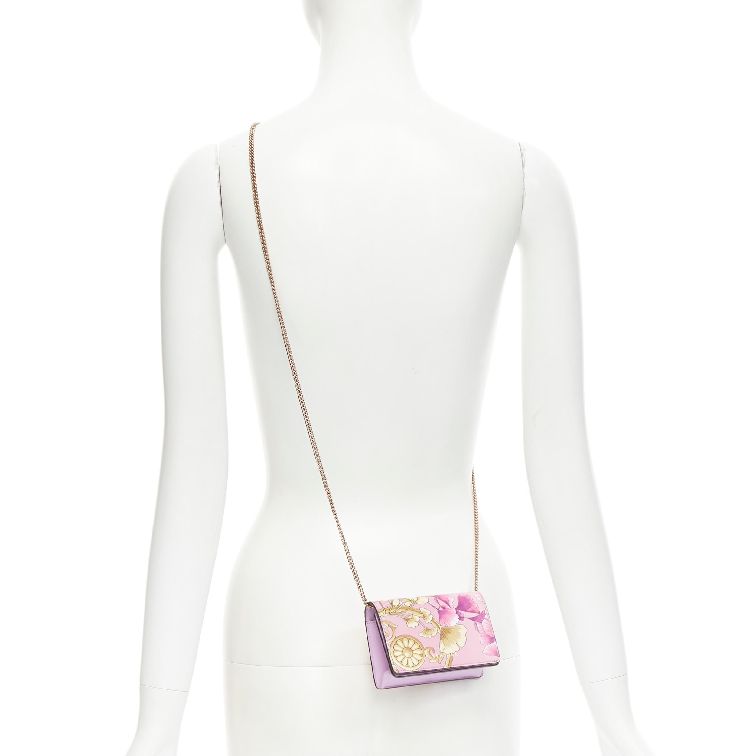 new VERSACE Gingko Barocco pink gold floral leather wallet crossbody micro bag 
Reference: TGAS/C00221 
Brand: Versace 
Designer: Donatella Versace 
Model: DP3H538K D3VSTG KMC6T 
Collection: Gingko Barocco 
Material: Leather 
Color: Pink 
Pattern: