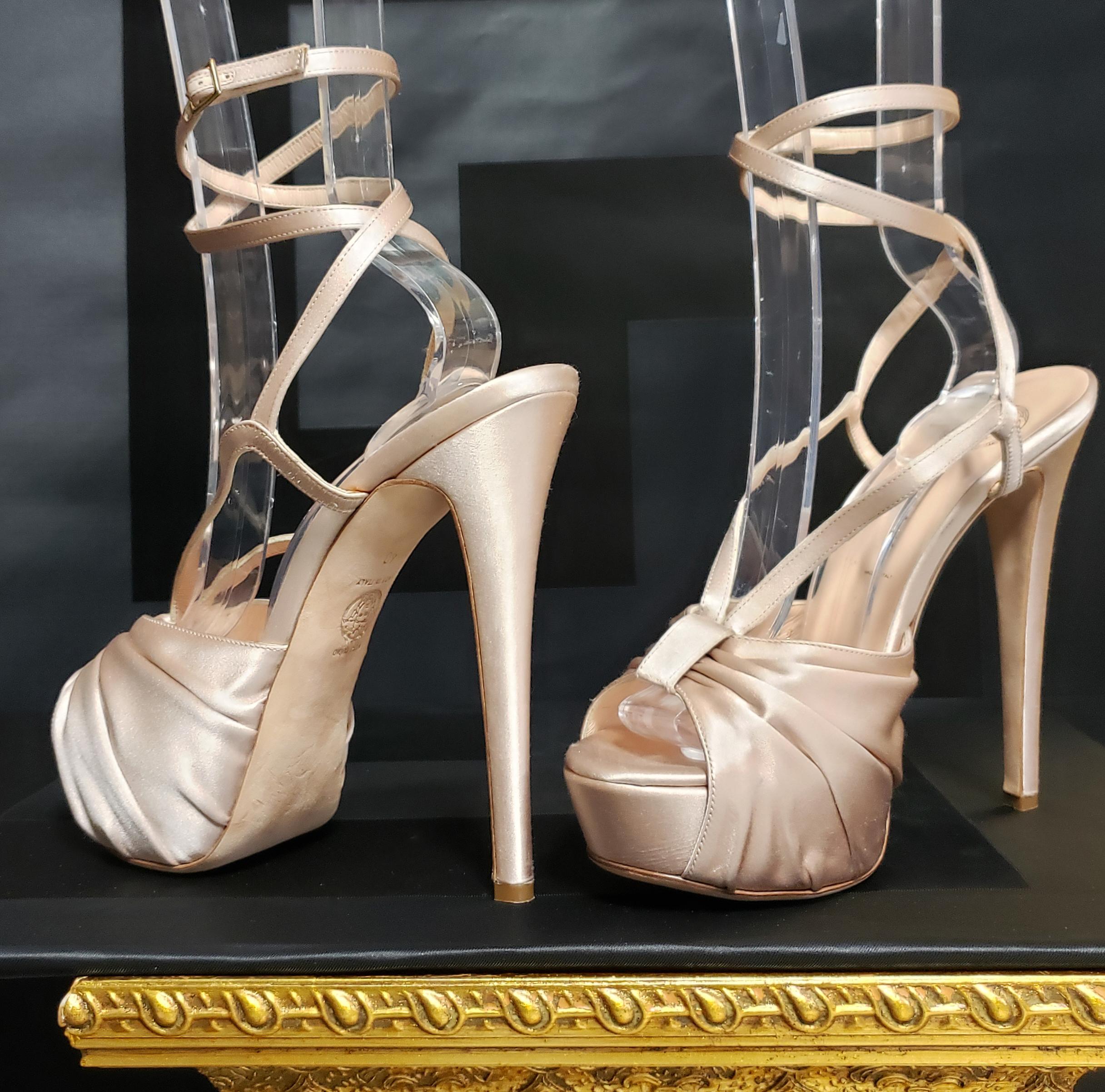VERSACE

New sandal reaches new heights of show-stopping style in gold beige satin with sexy platform.
 Strap around the leg.

    Color: BEIGE GOLD
leather lining

 Heel measures  6''
Platform is about 1 1/2