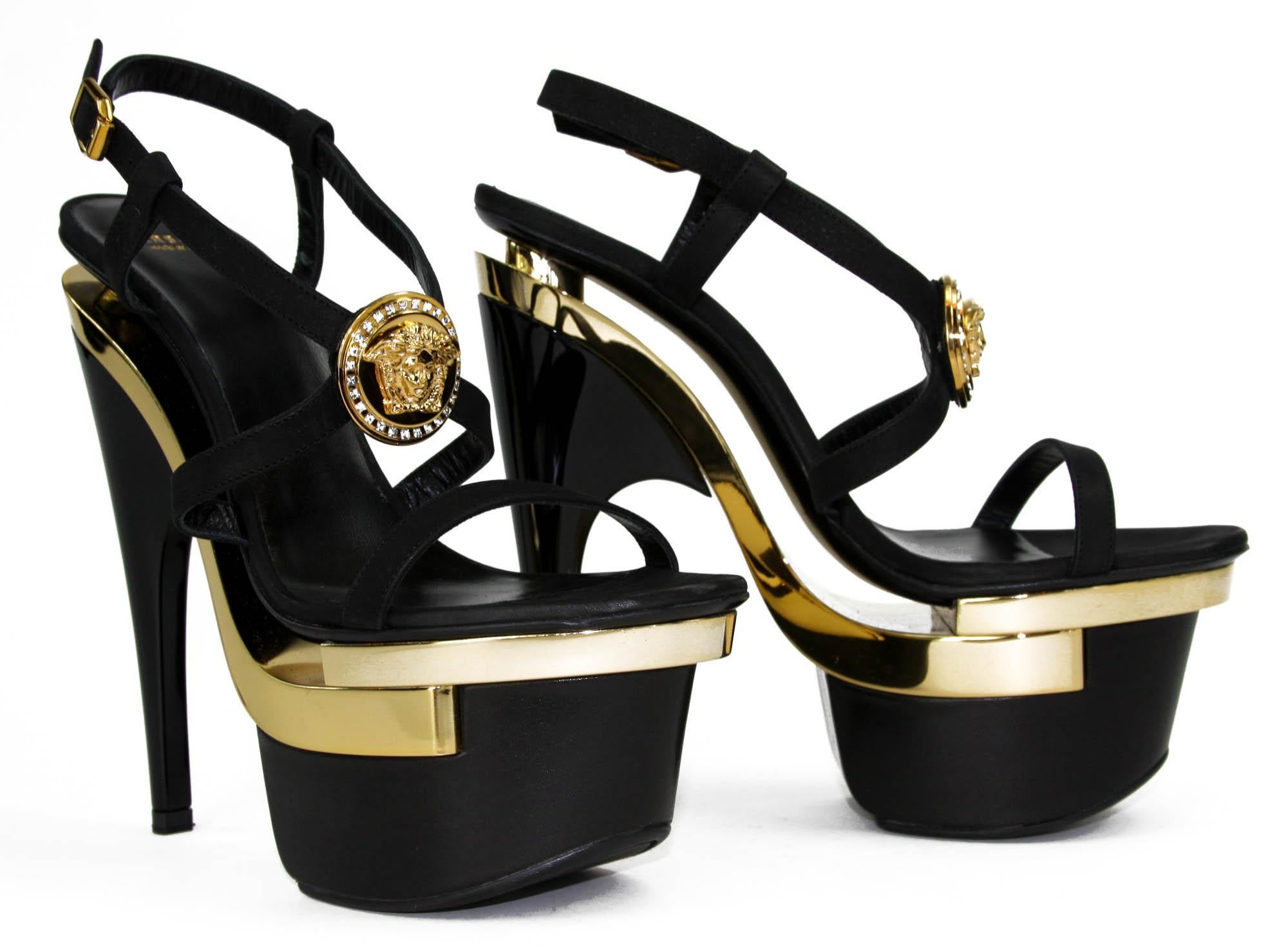 New Versace Triple Platform Strap Sandals
Sizes Available - 35.5, 37, 37.5, 38, 38.5, 39, 39.5, 40, 41.
Colors - Gold and Black
100% Leather
Swarovski Crystals Gold Medusa
Leather Lining, Leather Sole
Heel Height - 6.5 inches, Platform - 3