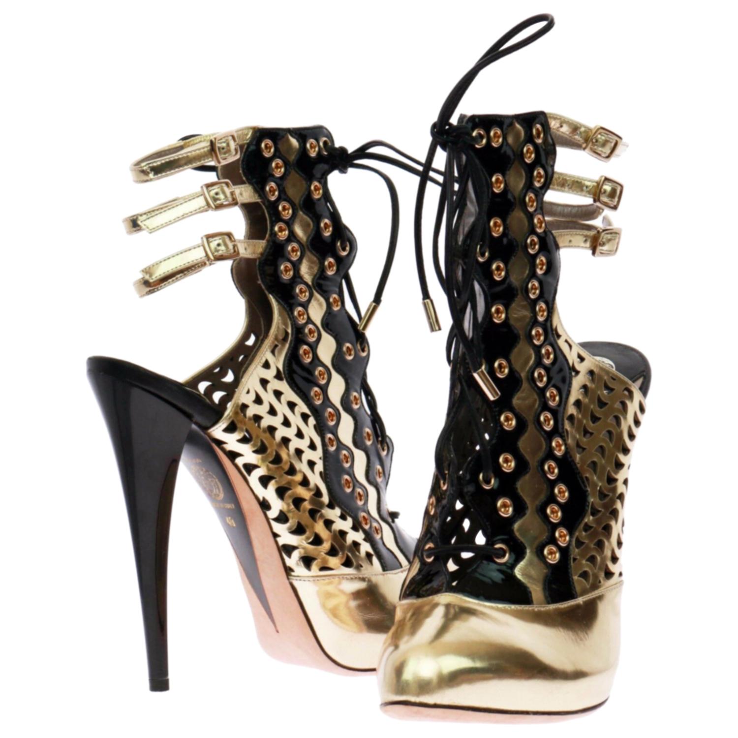 New VERSACE GOLD PERFORATED LEATHER ANKLE BOOTS Size 40 For Sale