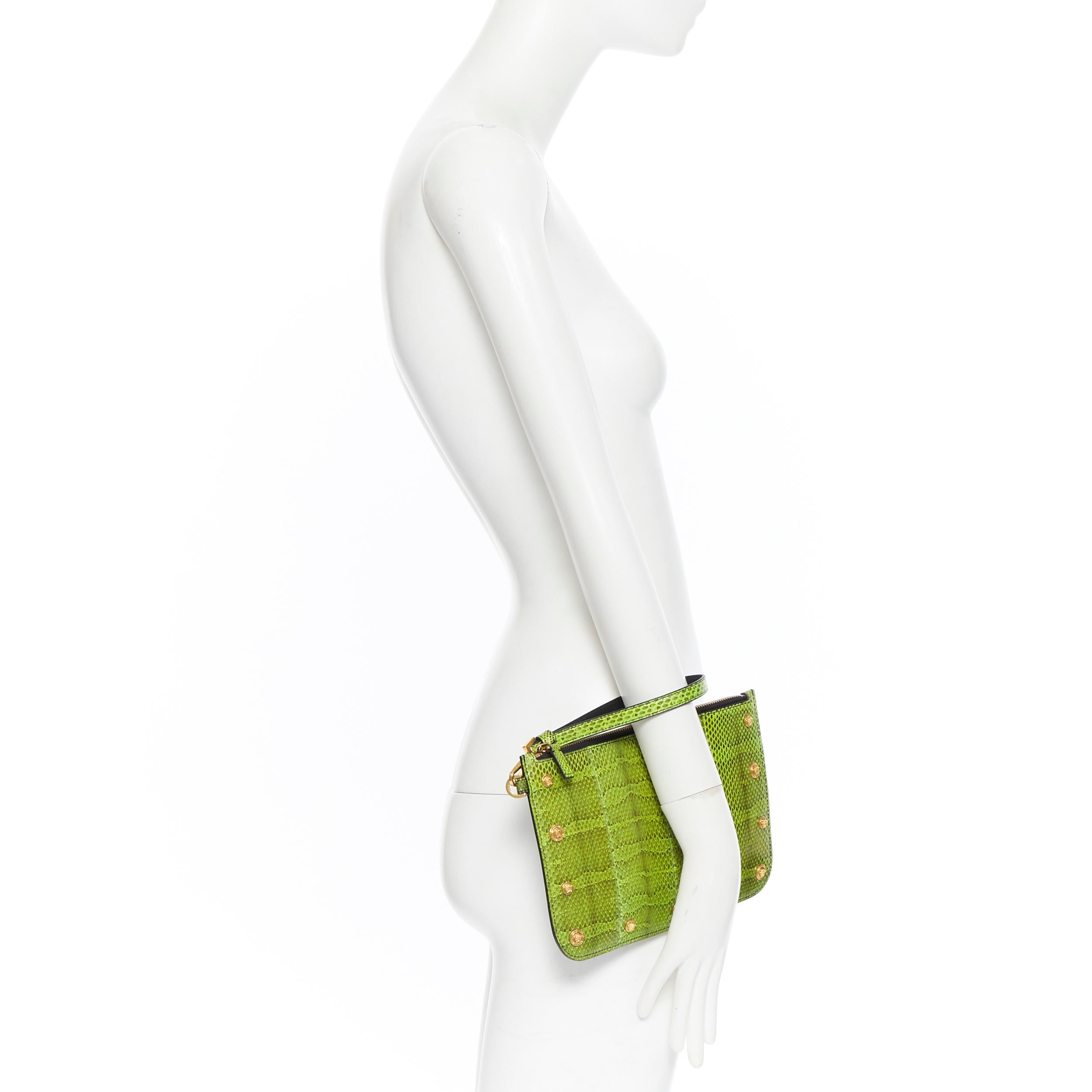 nuova pochette VERSACE verde ayers in pelle di serpente oro con borchie Medusa
Marchio: Versace
Stilista: Donatella Versace
Collezione: Autunno Inverno 2018
Nome del modello / Stile: Pochette con zip
Materiale: Pelle
Color: Green, black
Modello: