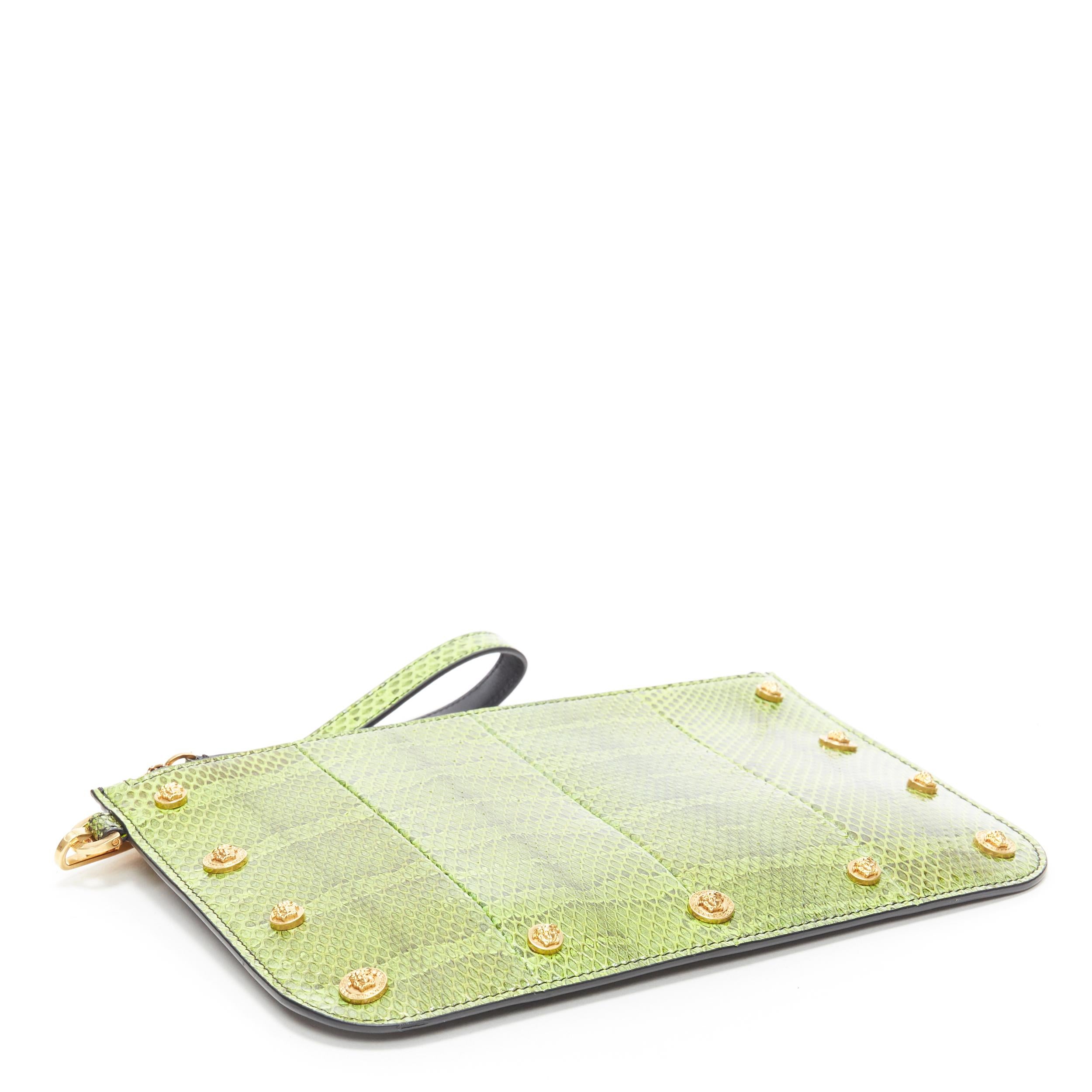 nuova pochette VERSACE verde ayers in pelle di serpente oro con borchie Medusa In condizioni Nuovo a Hong Kong, NT