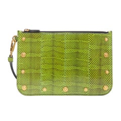 VERSACE Grün Ayers Schlangenleder-Clutch mit Nieten und goldenem Medusa-Ohrstecker