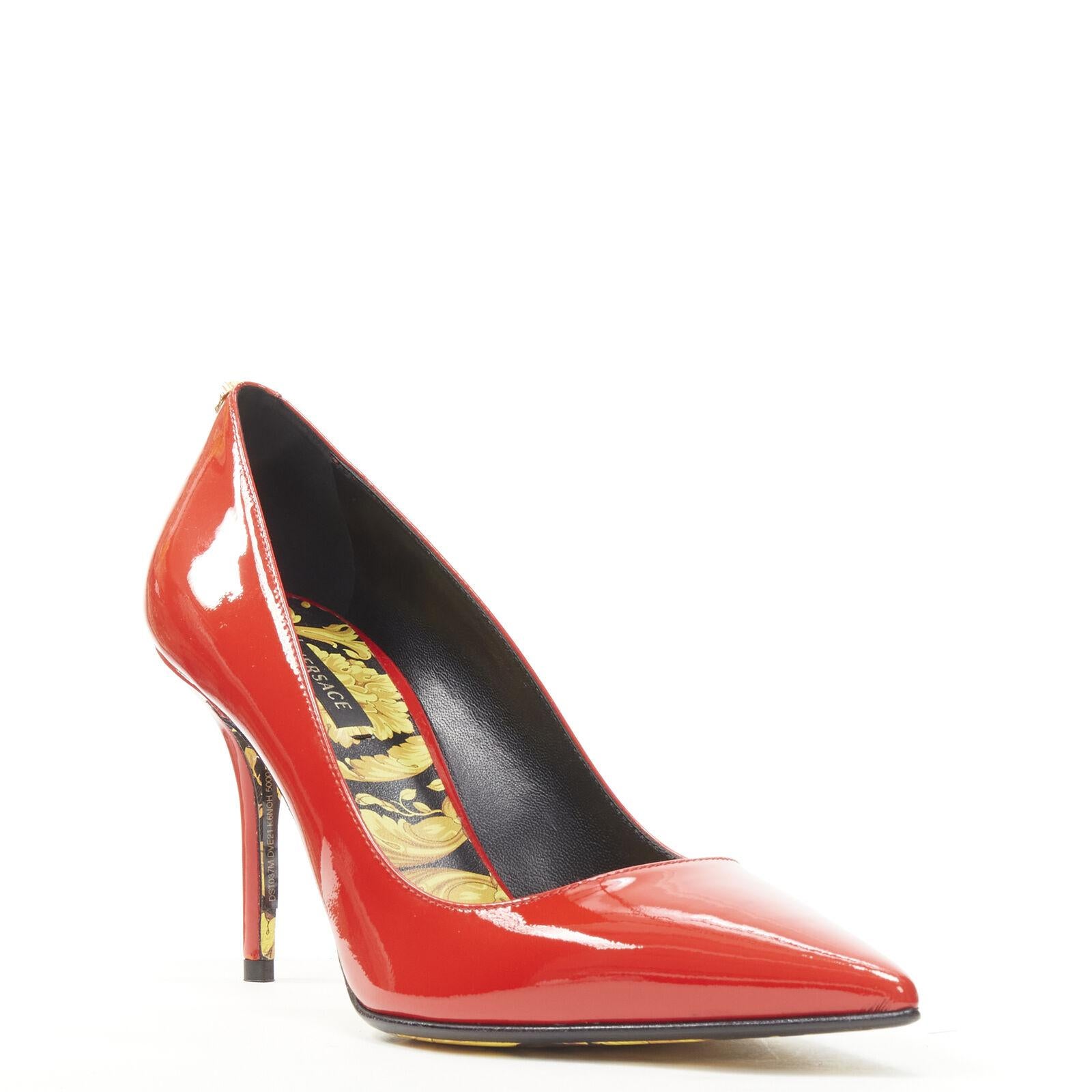 new VERSACE Hibiscus Barocco gold sole red patent Medusa stud pump EU38.5
Reference: TGAS/C01204
Brand: Versace
Designer: Donatella Versace
Model: DST037M DVE21 K5NOH
Collection: Hibiscus Barocco
Material: Patent Leather
Color: Red, Gold
Pattern: