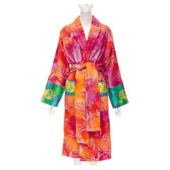 VERSACE HOME - Robe emblématique rose avec imprimé Jungle et bordure vert Méduse baroque, taille M