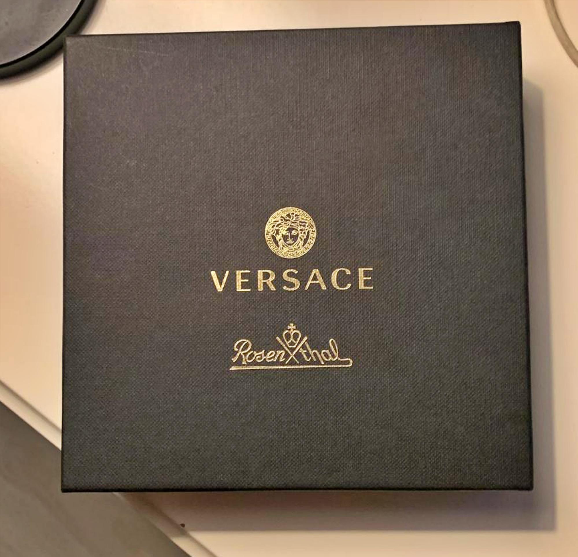 NEW Versace Home
Jungle Collection Tray
Brand new tray in original Versace packaging and certificate of authenticity

Bring epic Italian glamour to your table with Versace’s latest Jungle Animalier collection of fine porcelain for Rosenthal. It