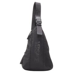 Versace, petit sac à dos à bandoulière vintage La Greca en nylon noir avec logo, années 90, neuf
