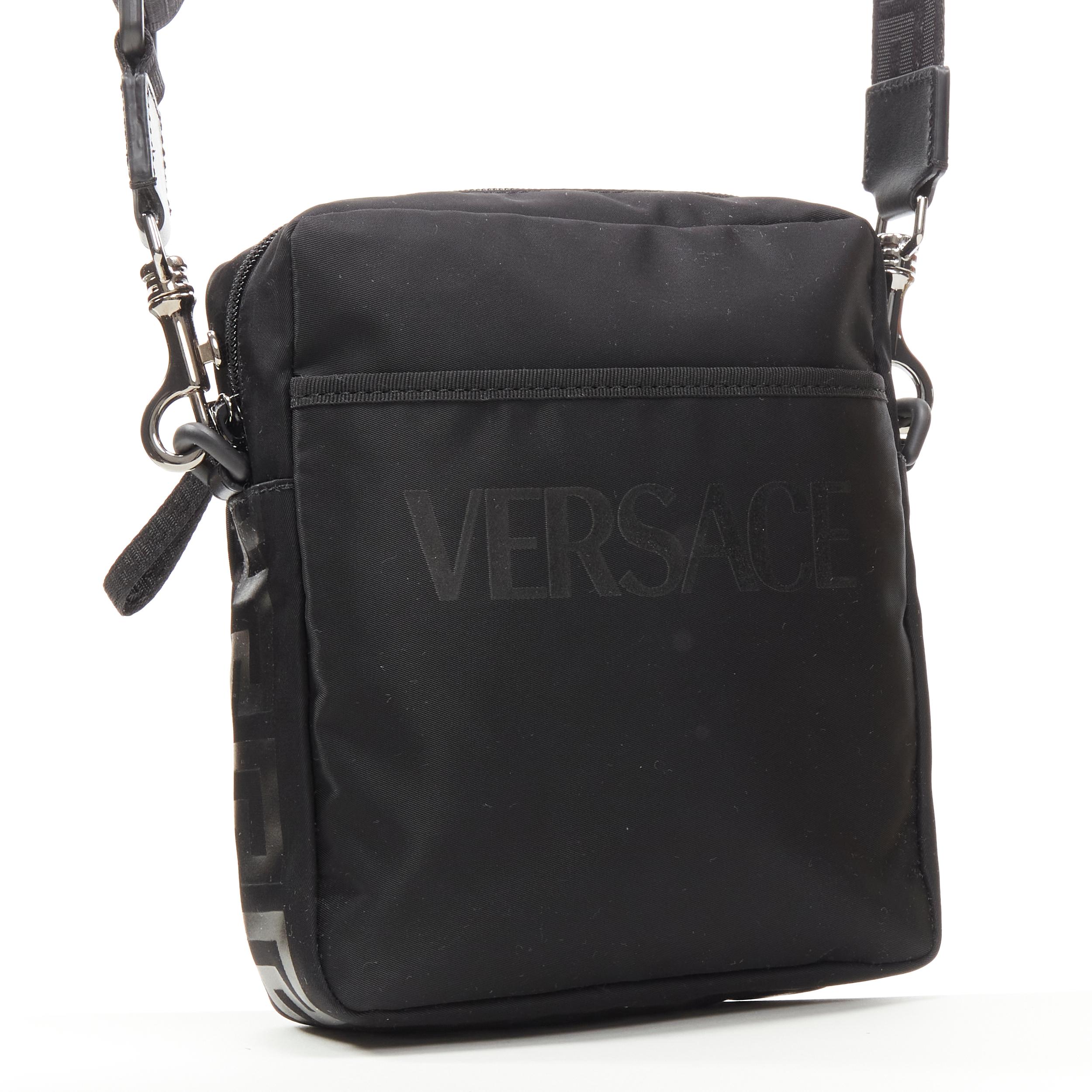 VERSACE La Greca Vintage 90er Jahre Crossbody-Tasche aus schwarzem Nylon mit Logodruck (Schwarz) im Angebot