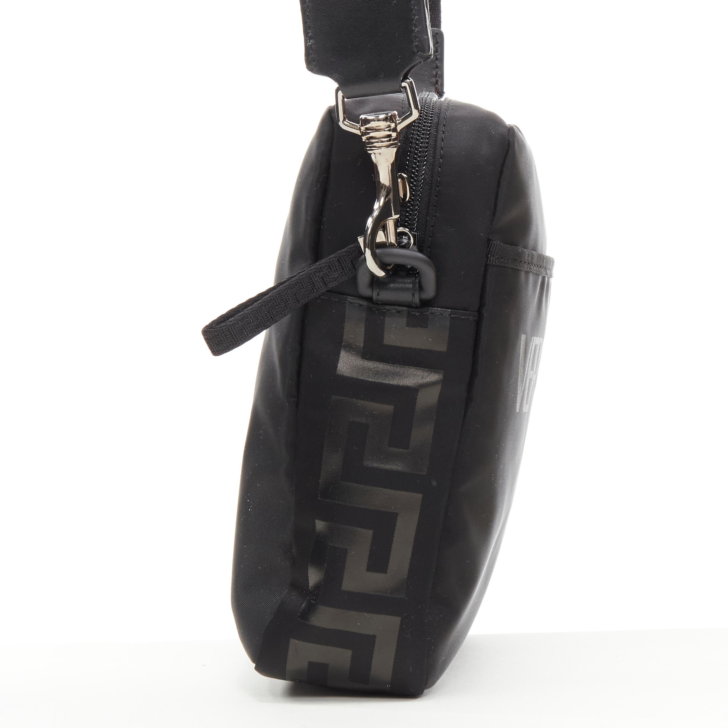 VERSACE La Greca Vintage 90er Jahre Crossbody-Tasche aus schwarzem Nylon mit Logodruck im Zustand „Neu“ im Angebot in Hong Kong, NT