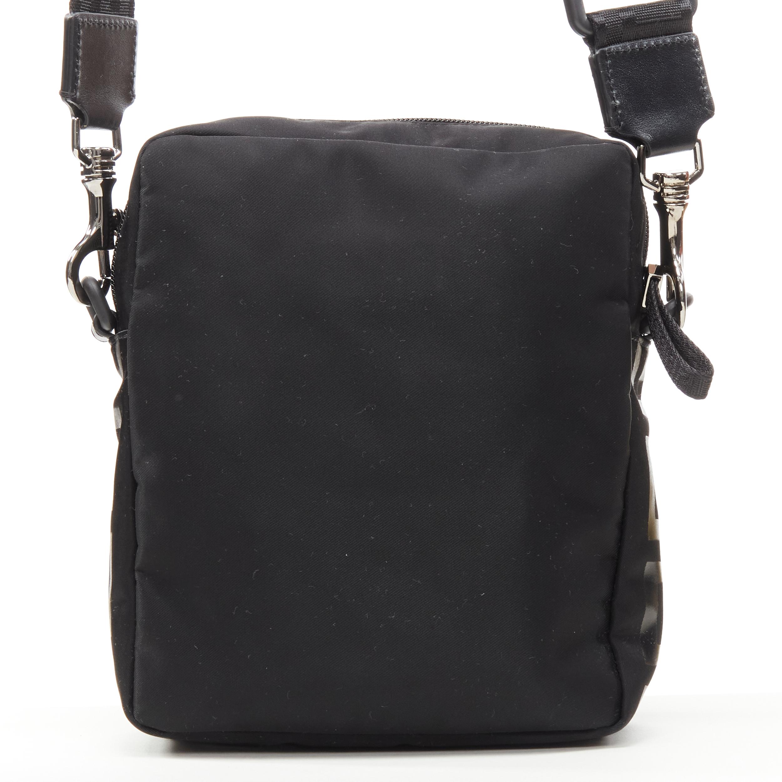 VERSACE La Greca Vintage 90er Jahre Crossbody-Tasche aus schwarzem Nylon mit Logodruck Herren im Angebot